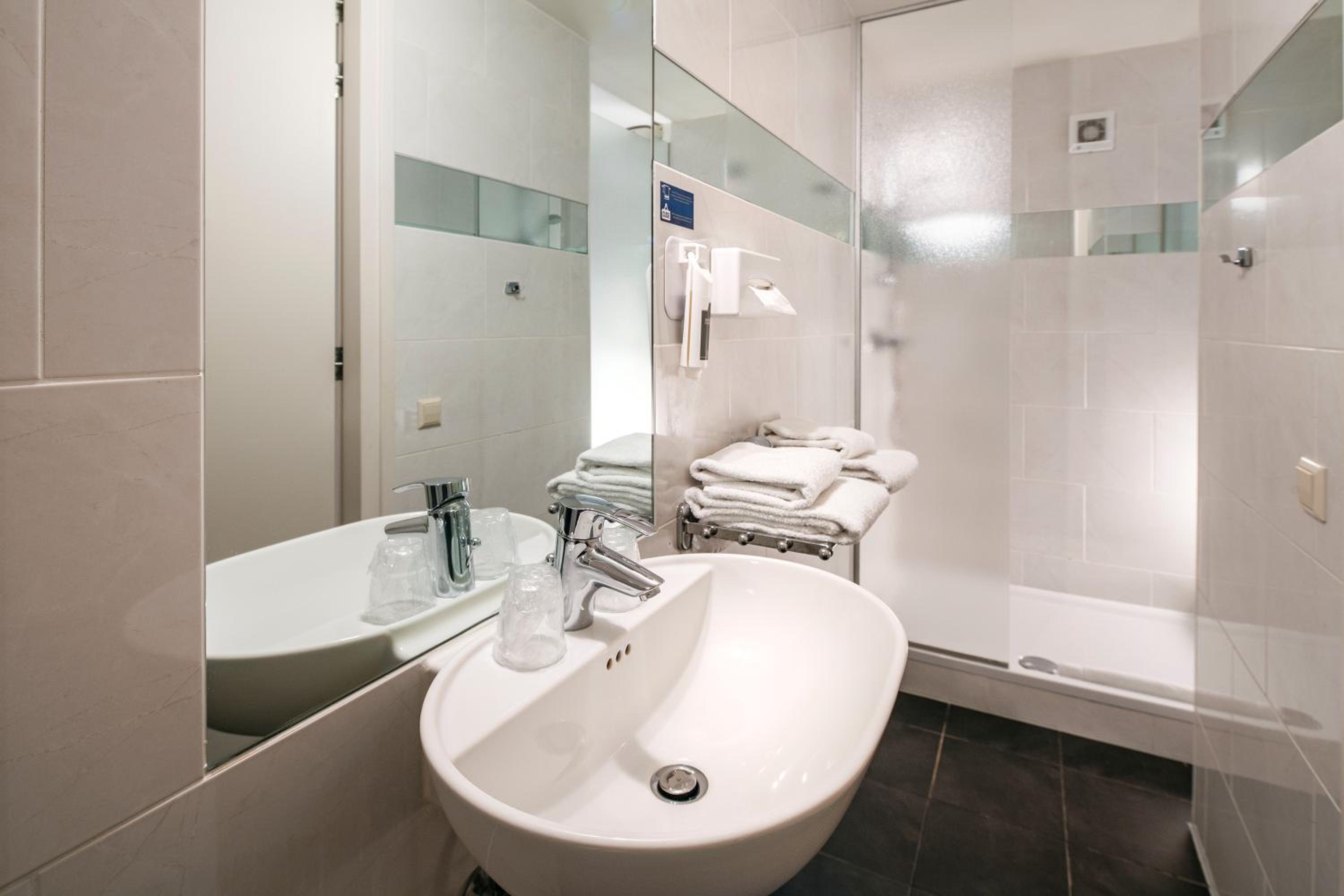Standard Double or Twin Room - Photo 3