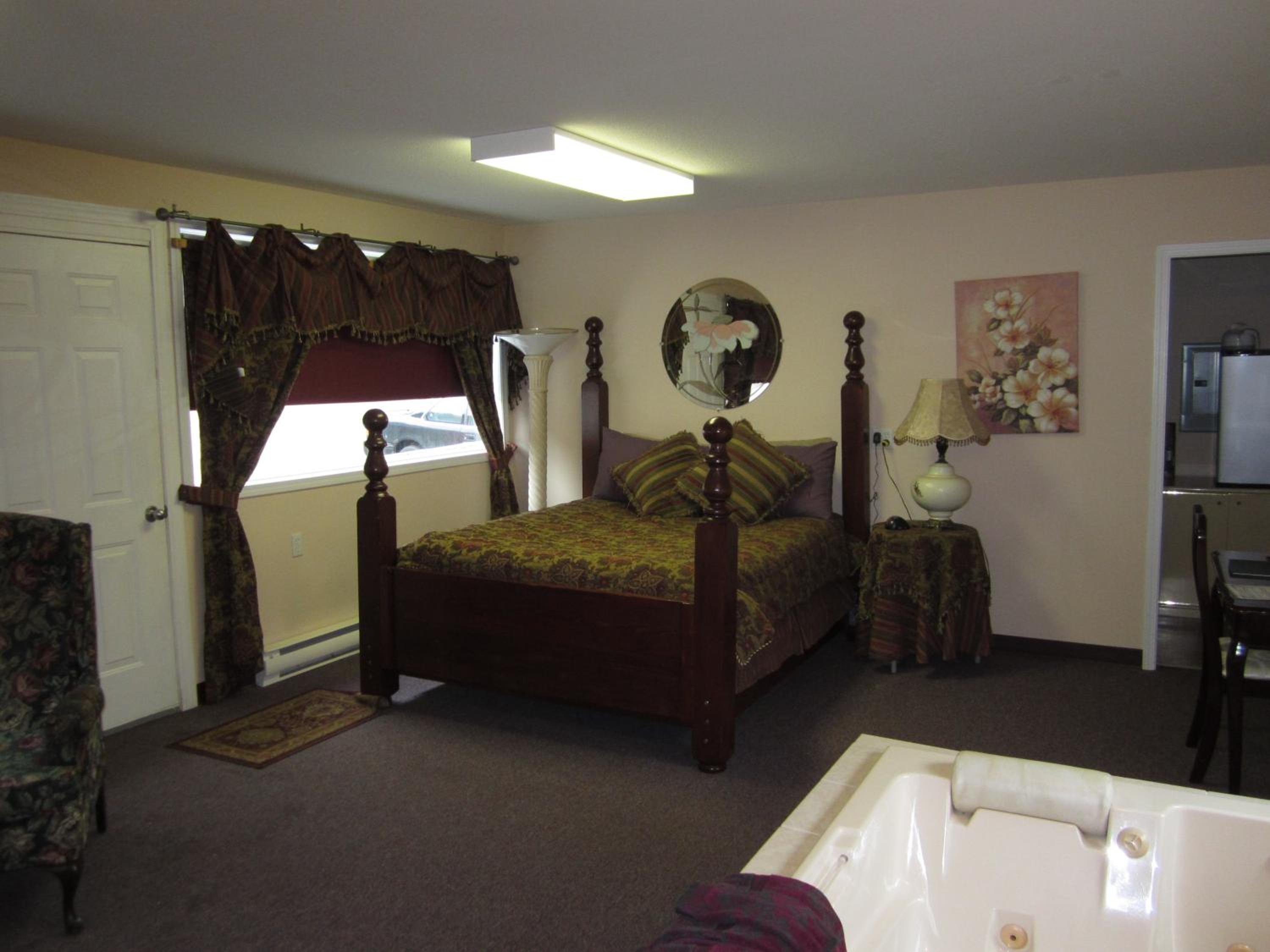 Queen Suite with Spa Bath photo 1