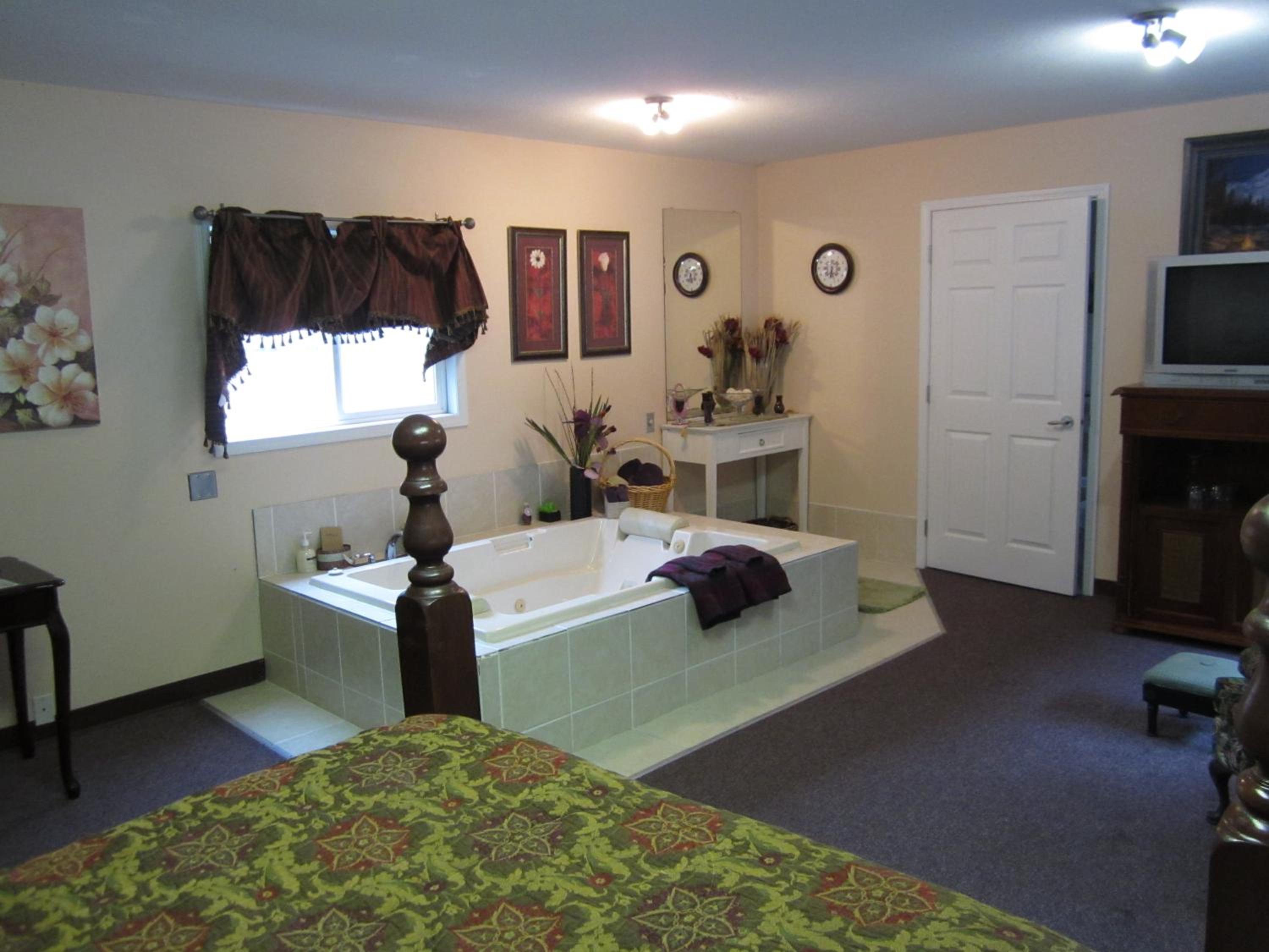 Queen Suite with Spa Bath photo 2