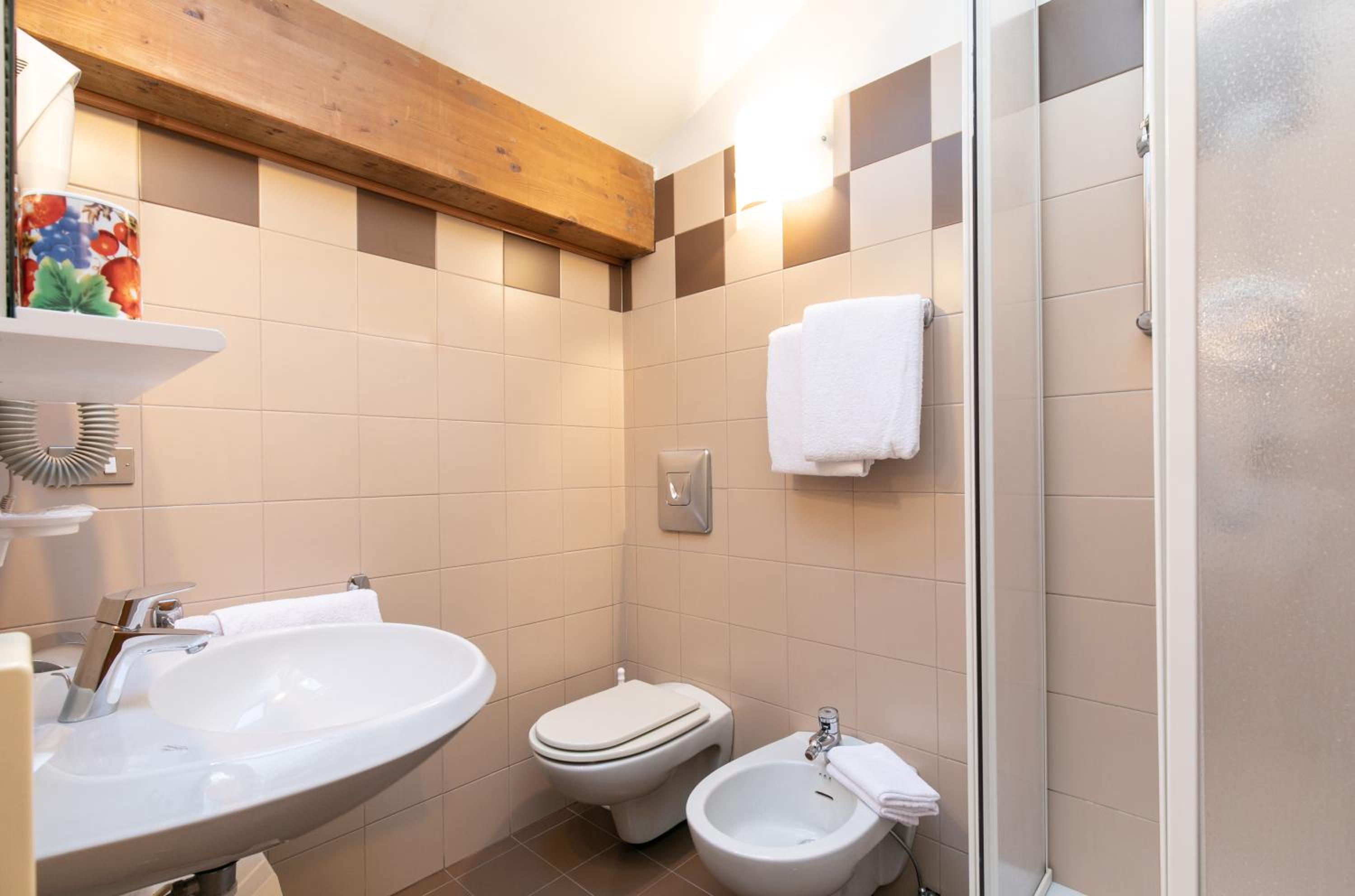 Standard Double or Twin Room with Balcony - Photo 15