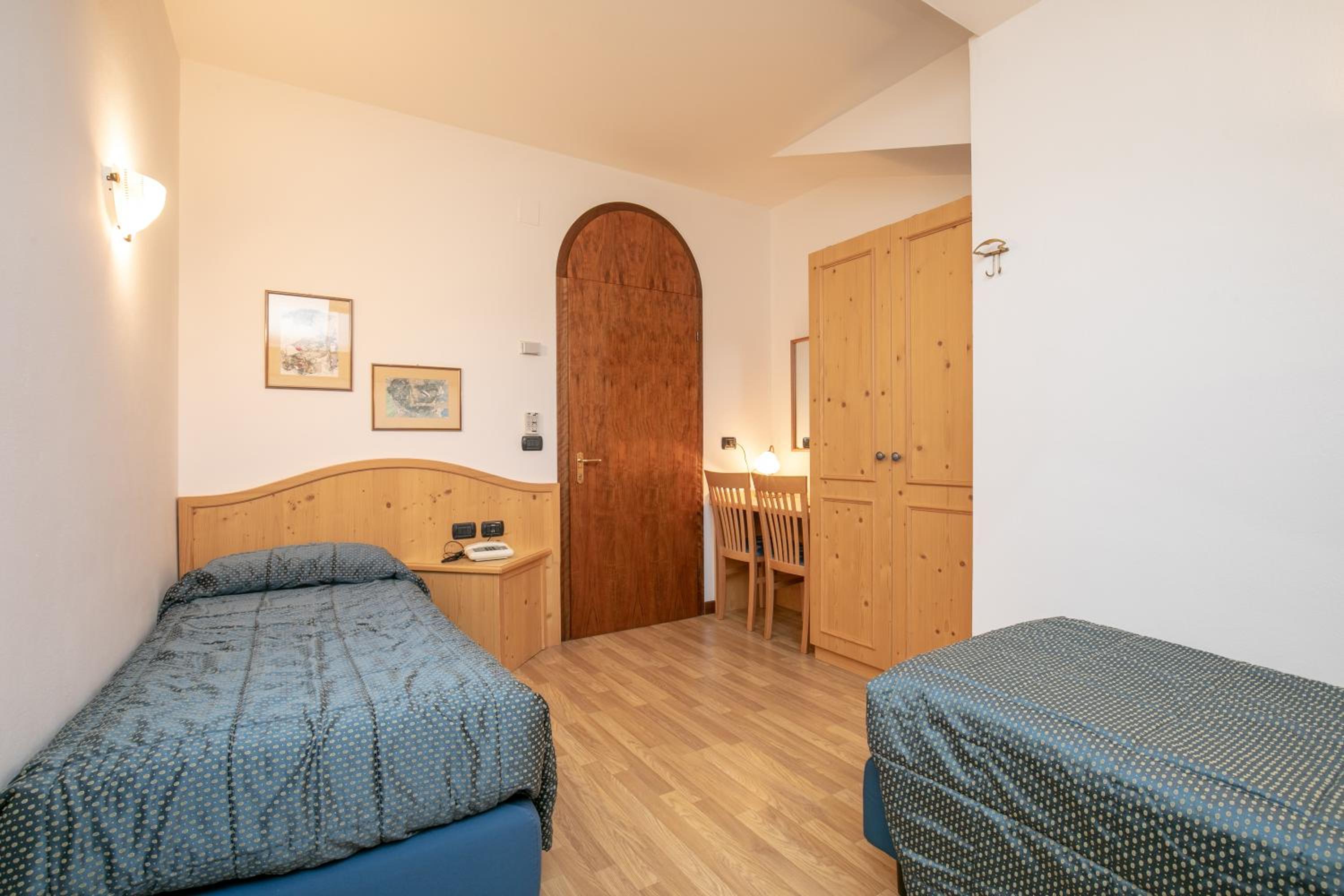 Standard Double or Twin Room with Balcony - Photo 16