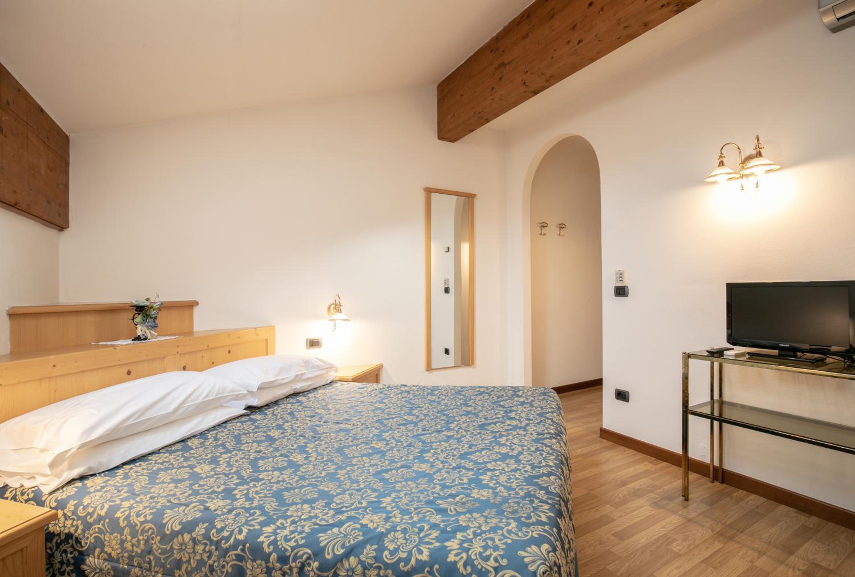 Standard Double or Twin Room with Balcony - Photo 2