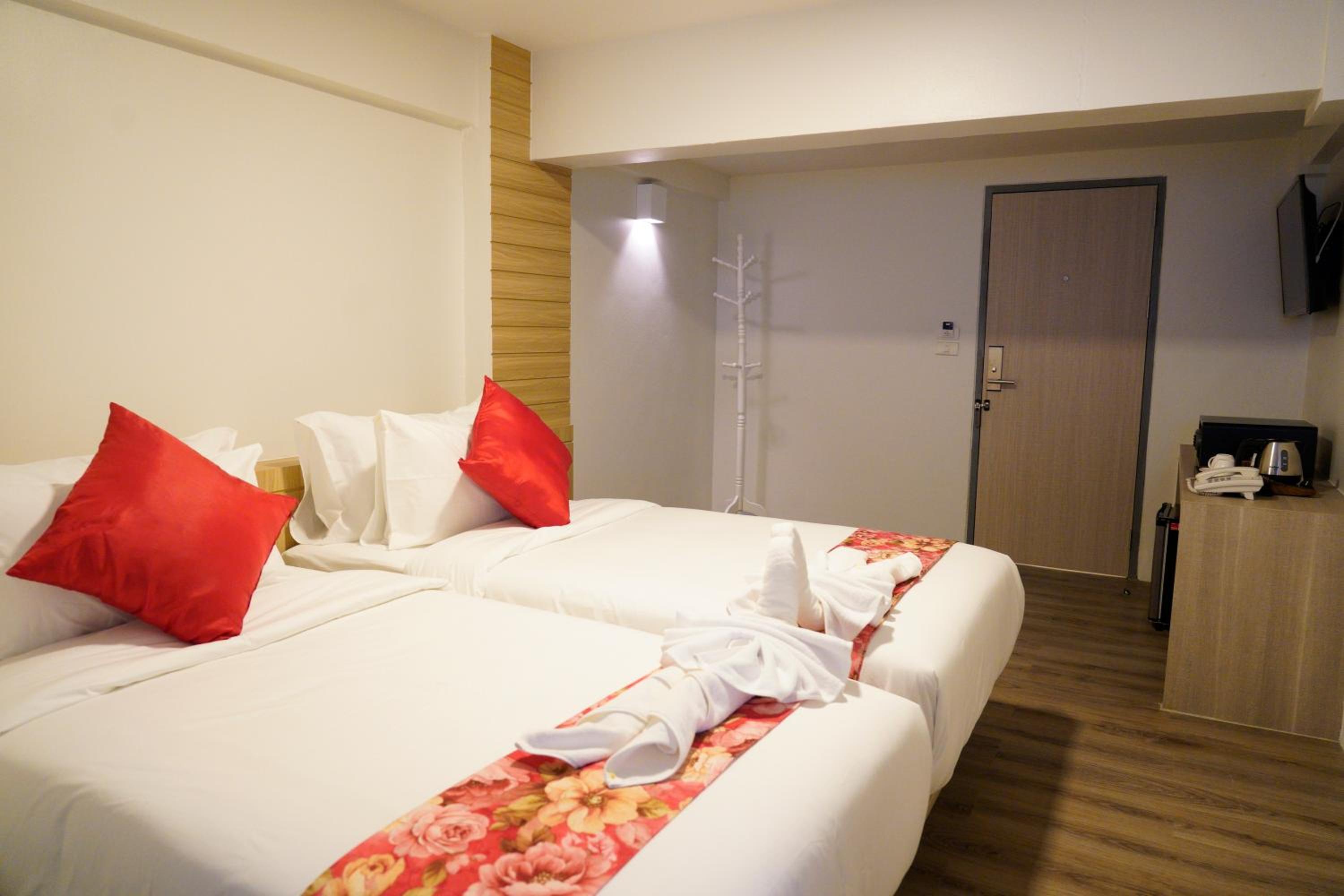 Deluxe Twin Room with Balcony photo 2