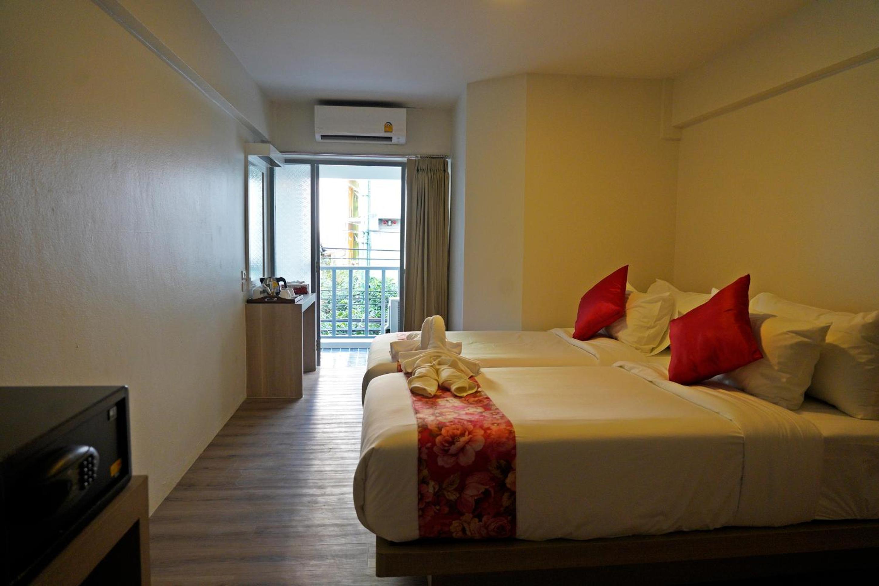 Deluxe Twin Room with Balcony photo 3