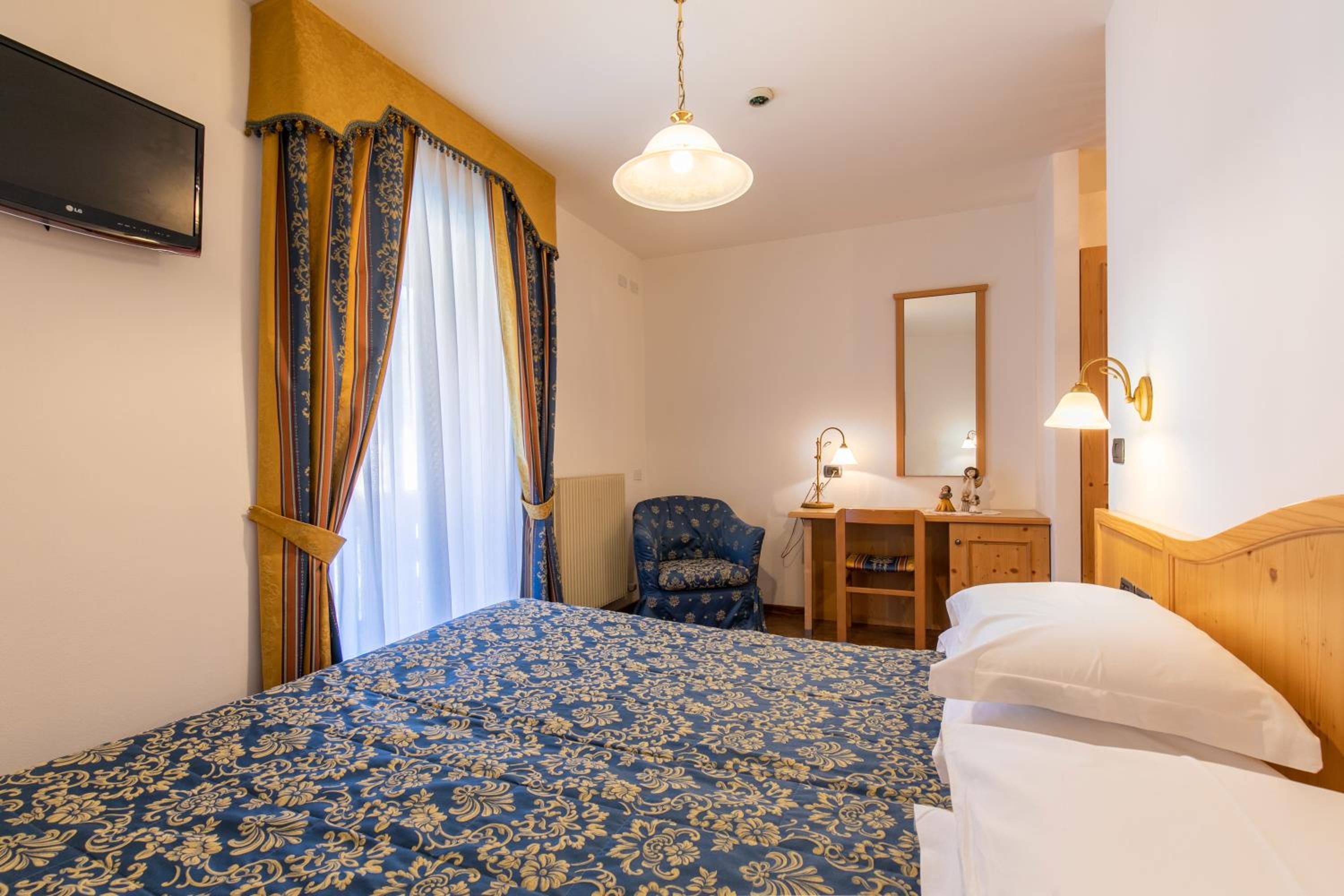 Standard Double or Twin Room with Balcony - Photo 4