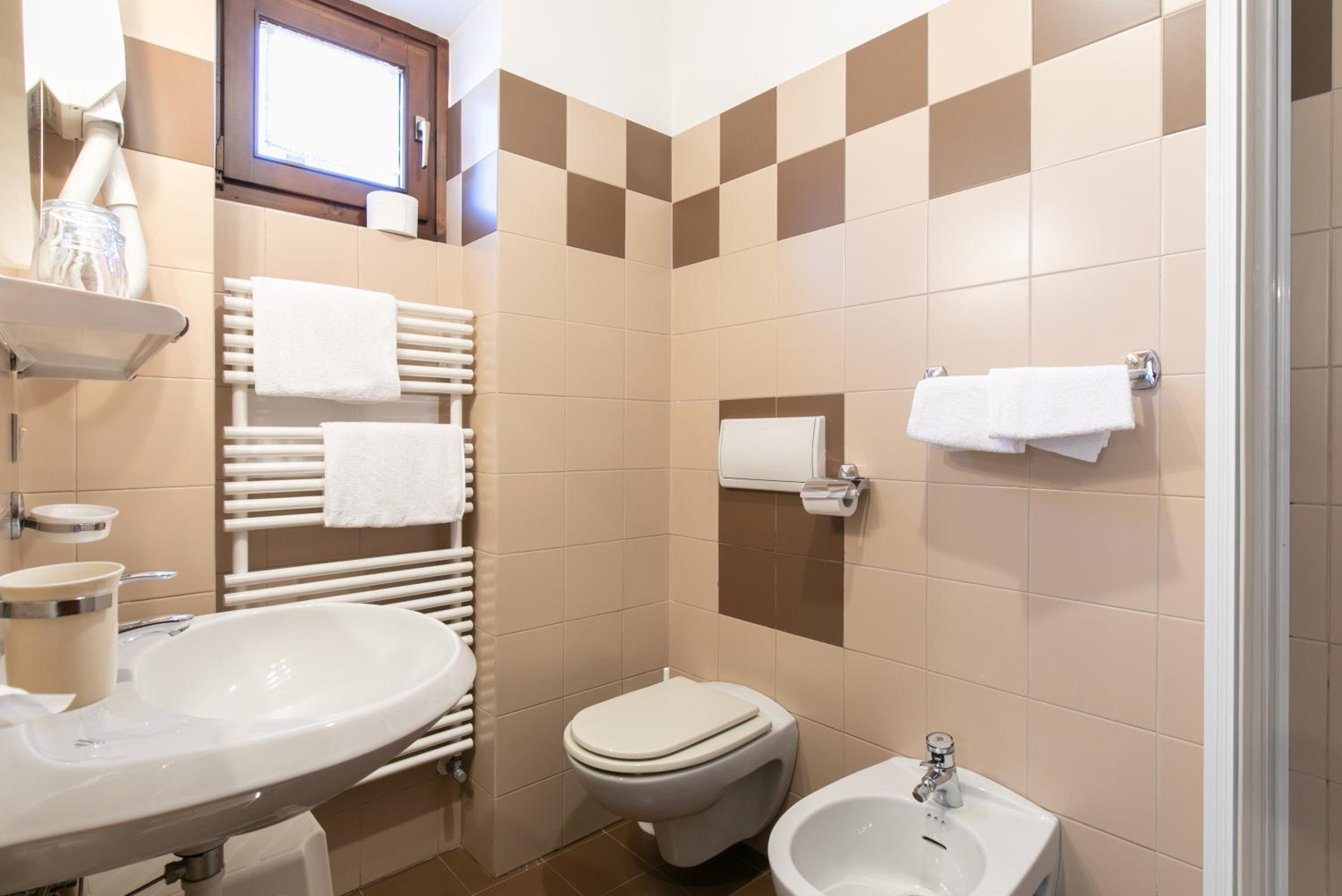 Standard Double or Twin Room with Balcony - Photo 5