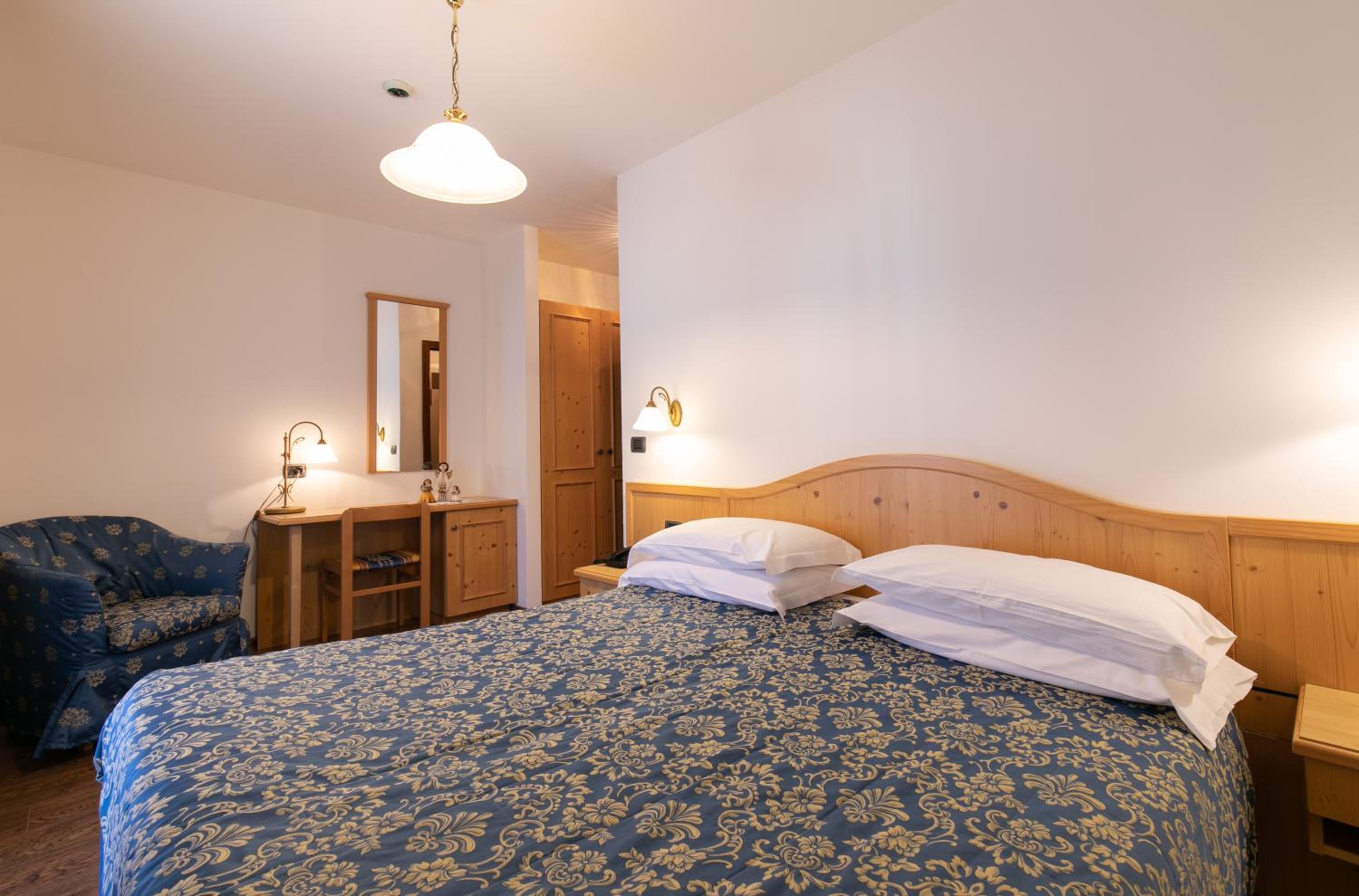 Standard Double or Twin Room with Balcony - Photo 6