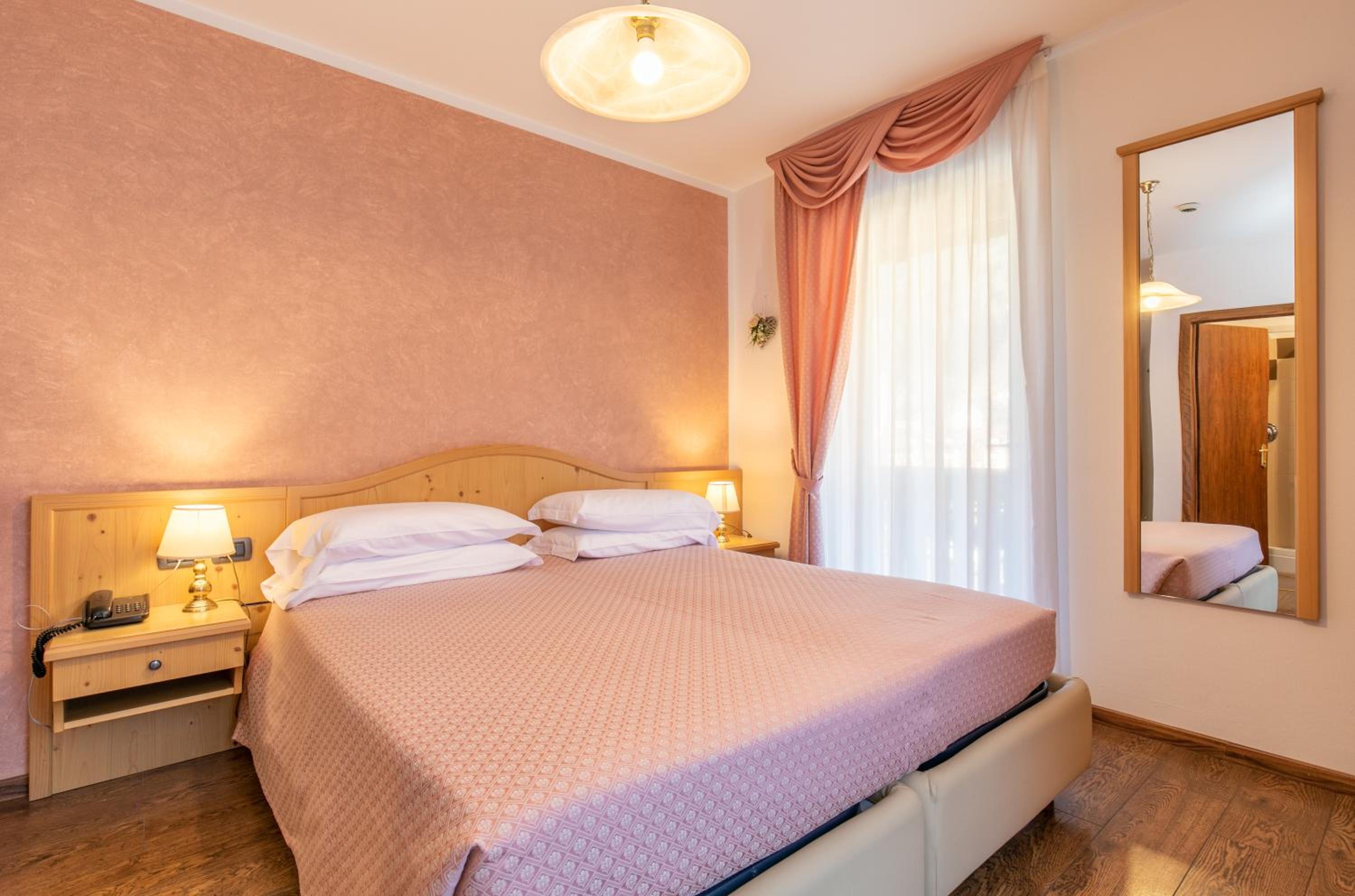 Standard Double or Twin Room with Balcony - Photo 7
