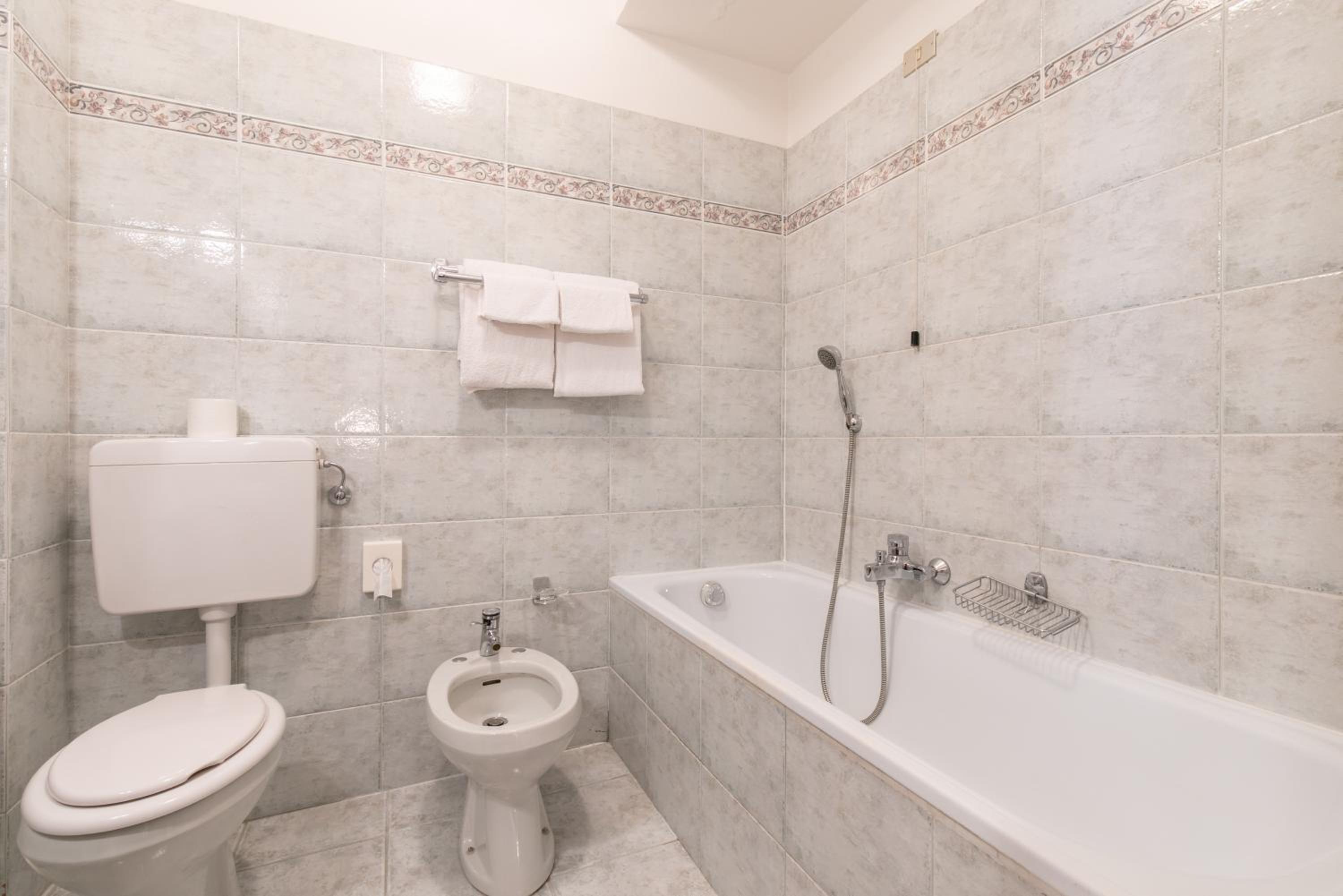 Standard Double or Twin Room with Balcony - Photo 8
