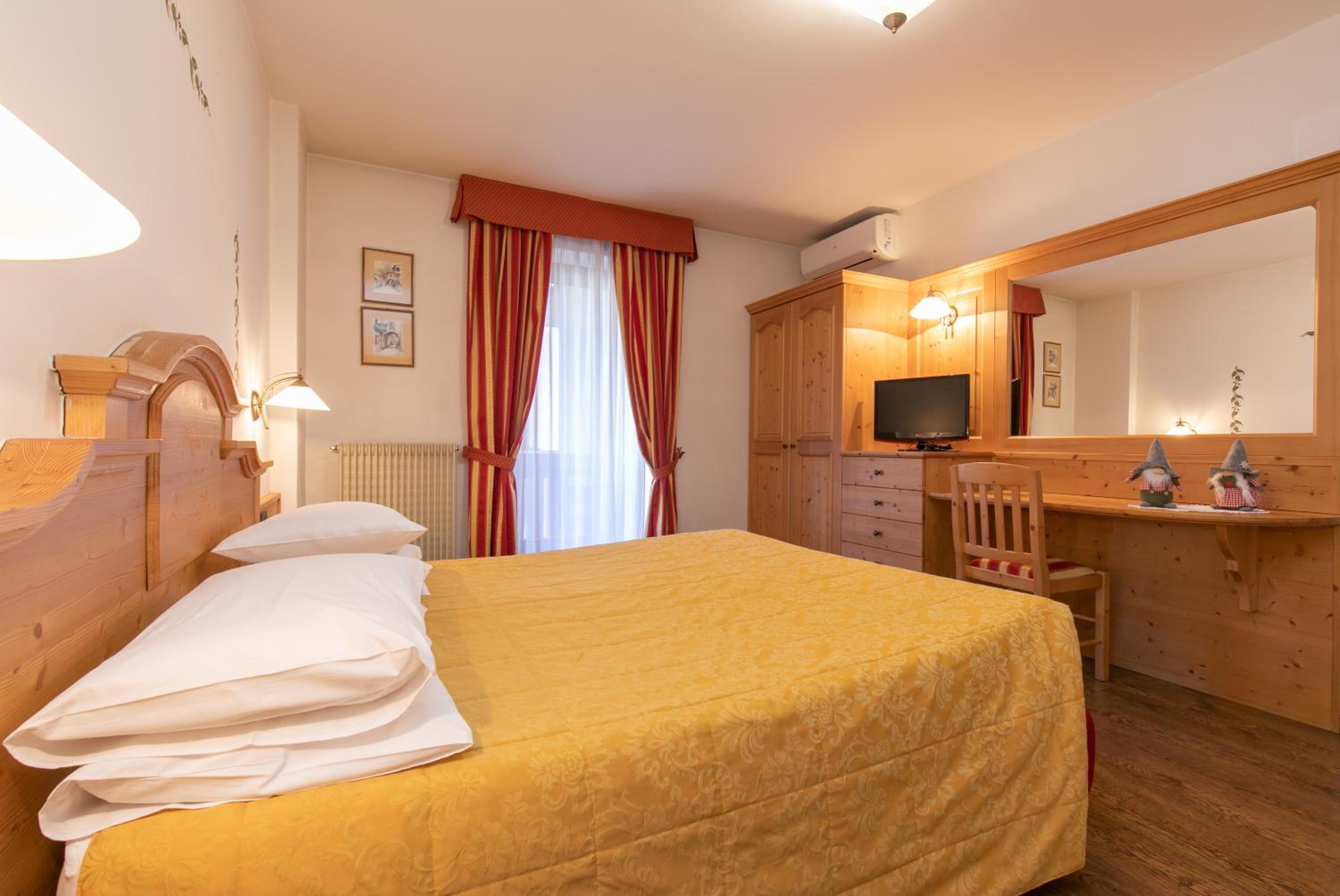 Standard Double or Twin Room with Balcony - Photo 12