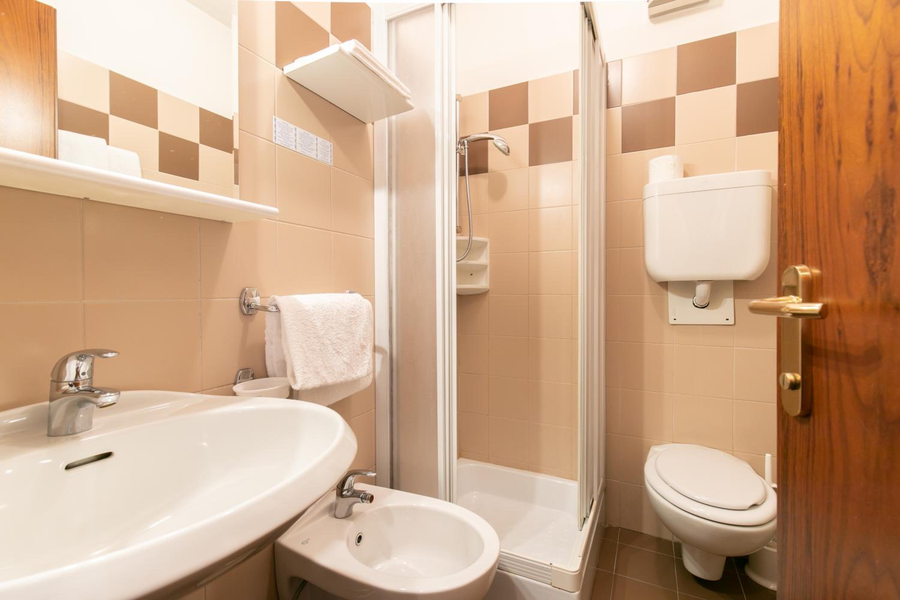 Standard Double or Twin Room with Balcony - Photo 14