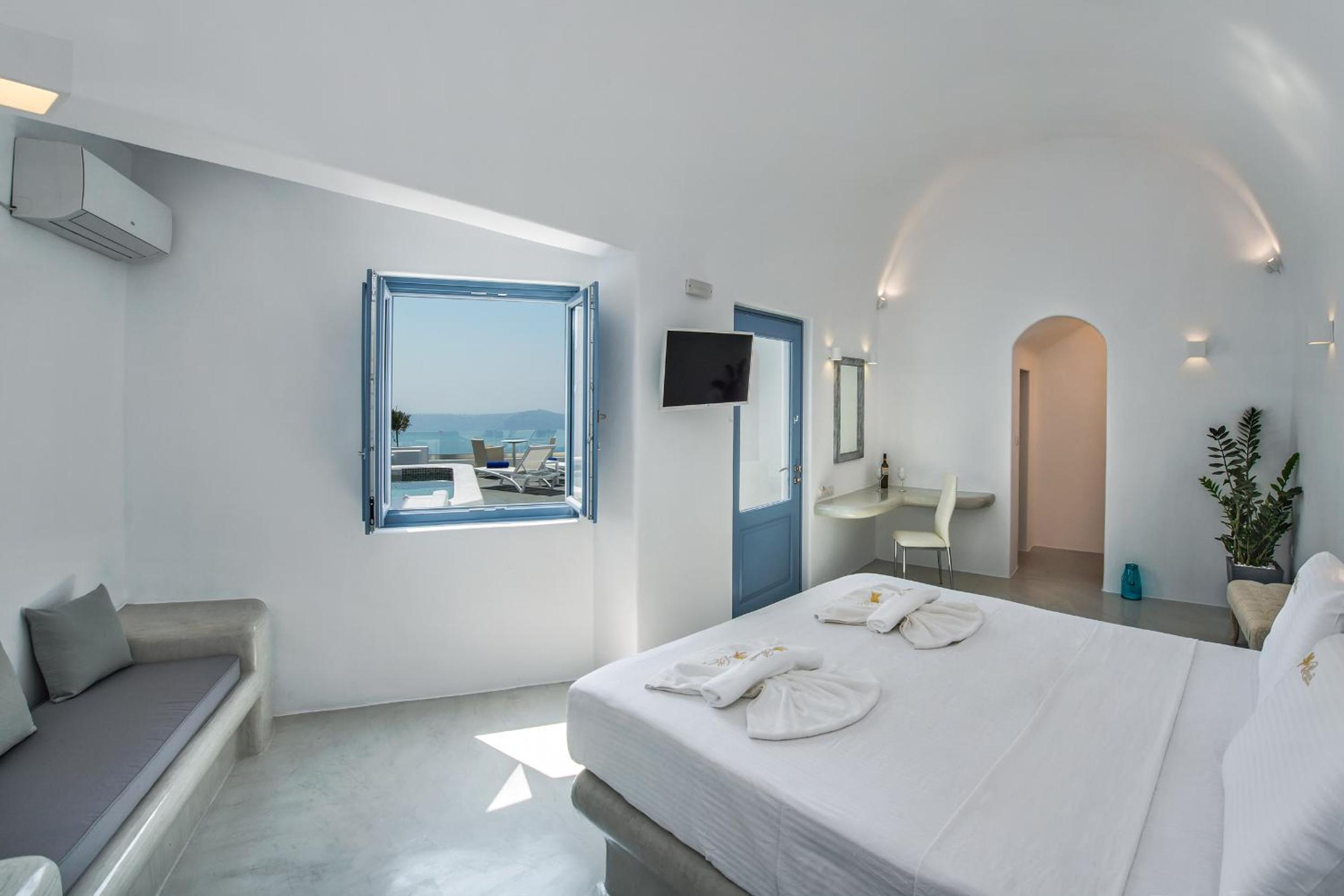 Honeymoon Suite with Hot Tub - Photo 4
