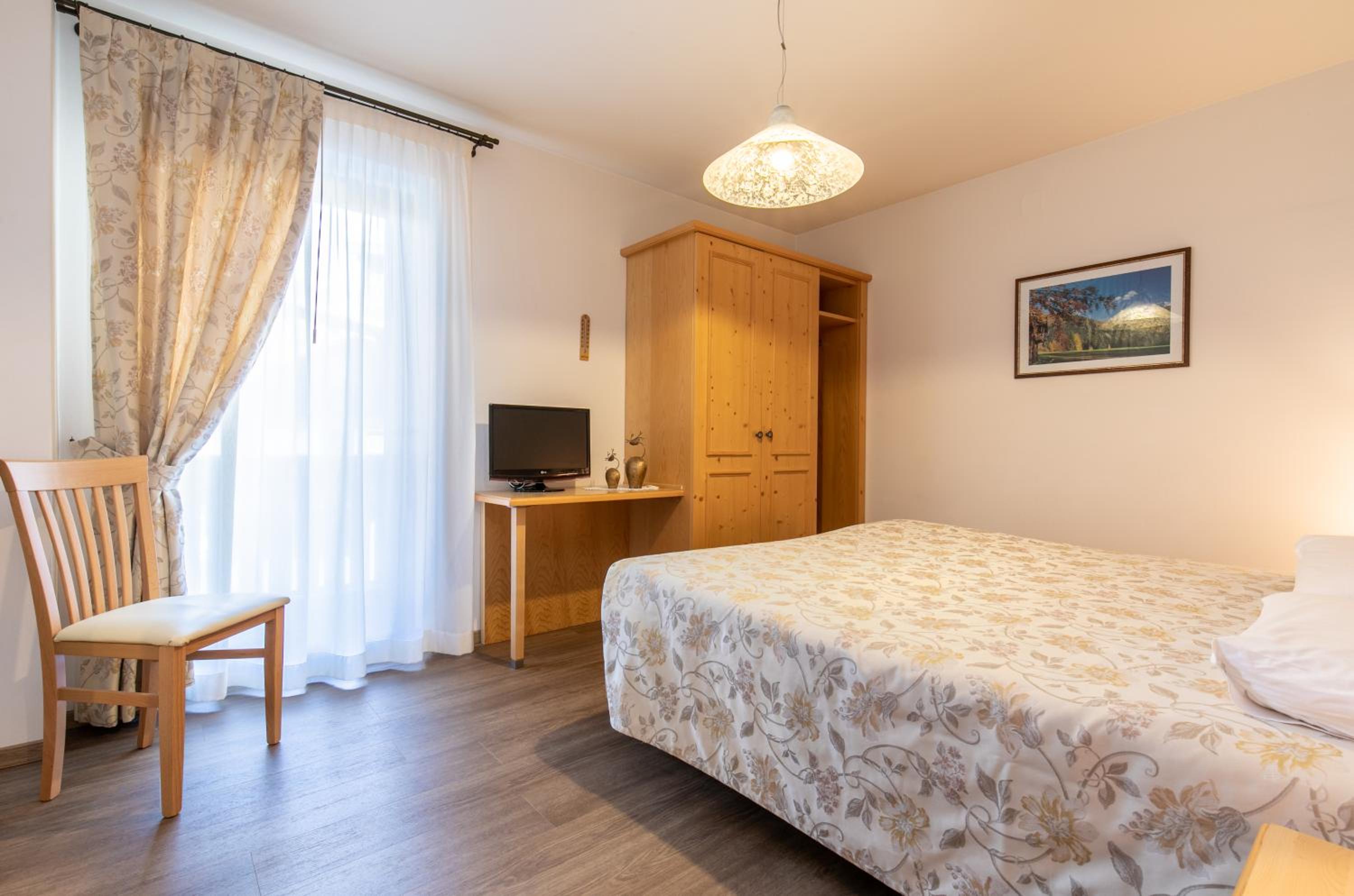 Standard Double or Twin Room with Balcony - Photo 9