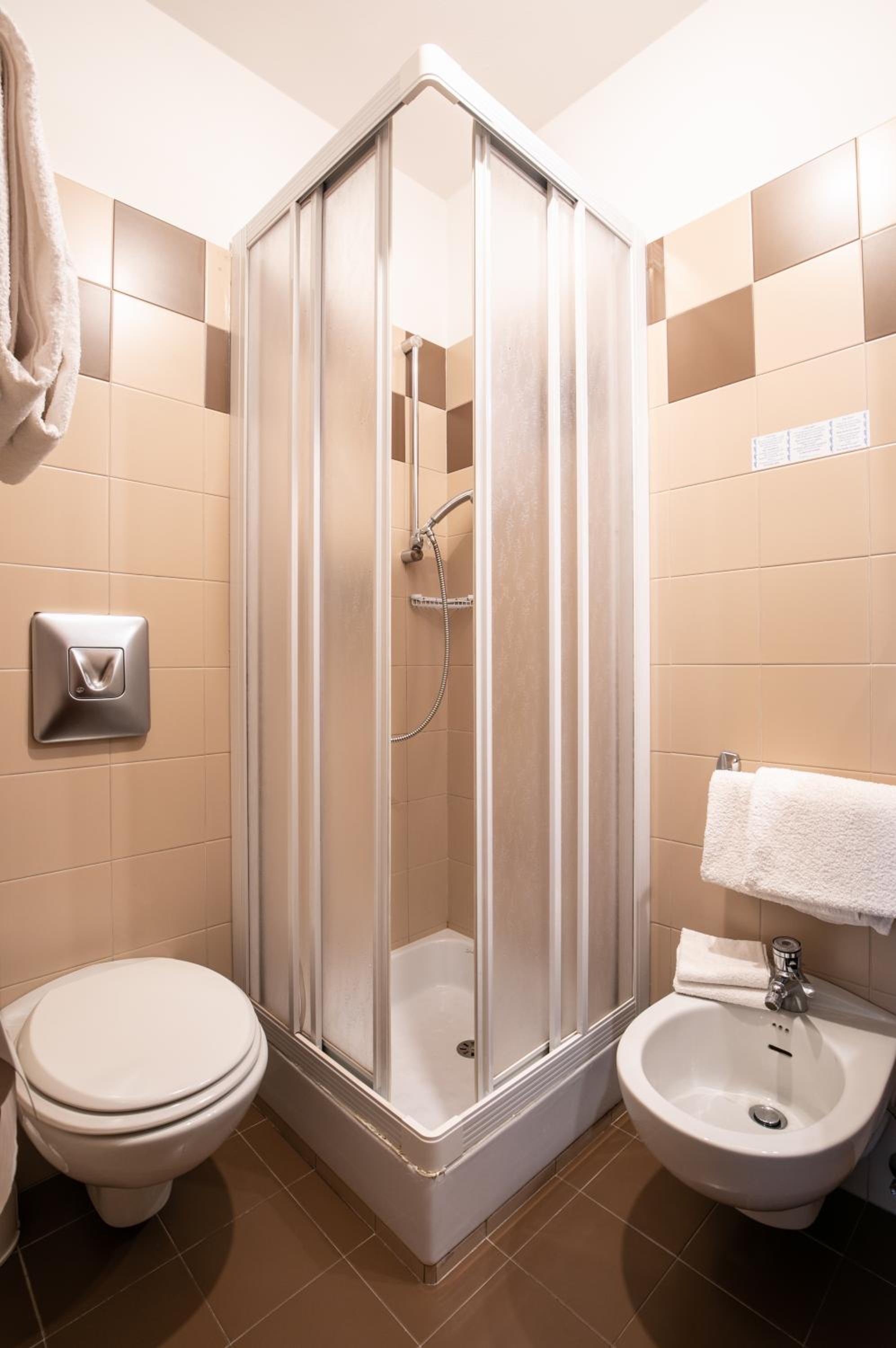 Standard Double or Twin Room with Balcony - Photo 10