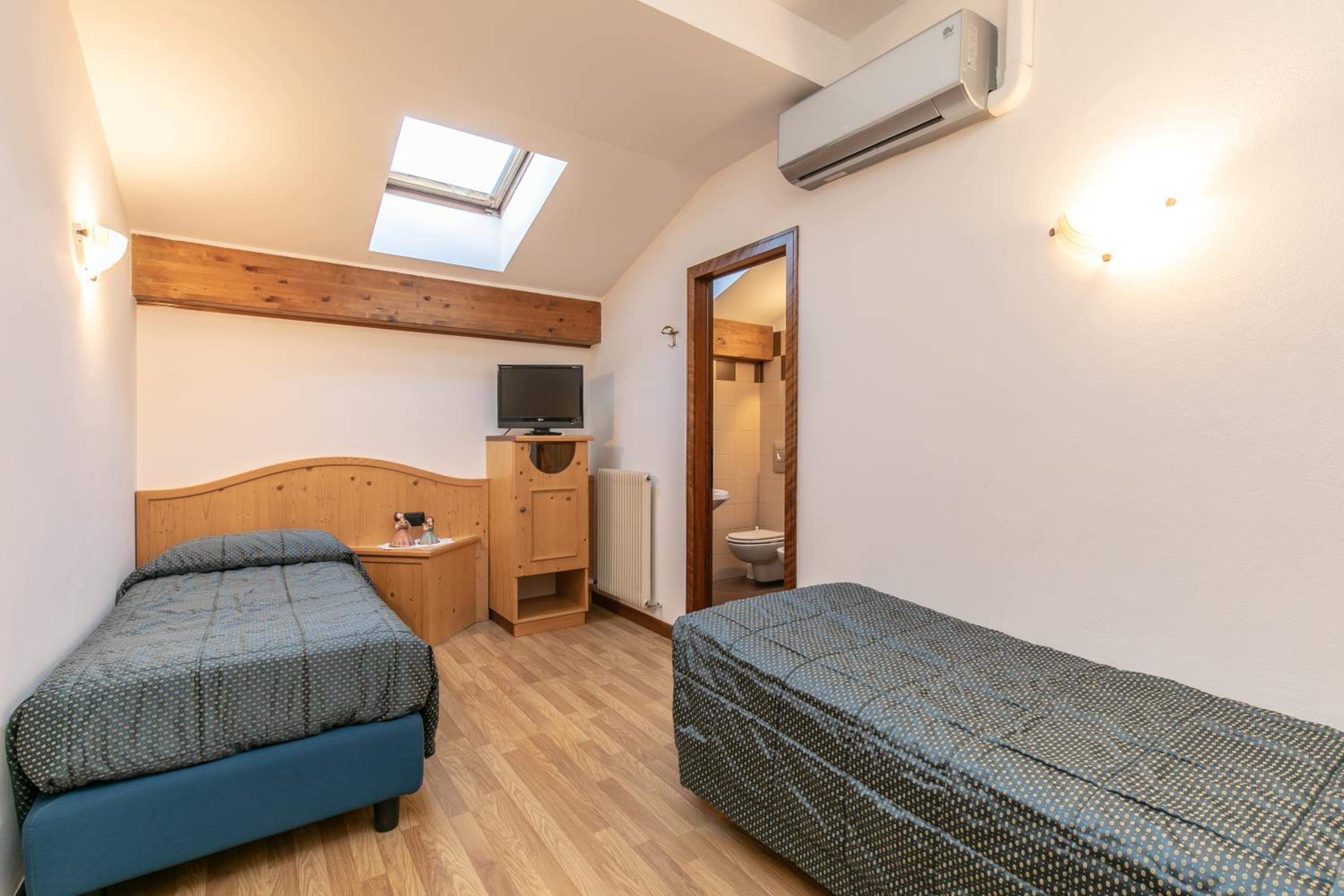 Standard Double or Twin Room with Balcony - Photo 11