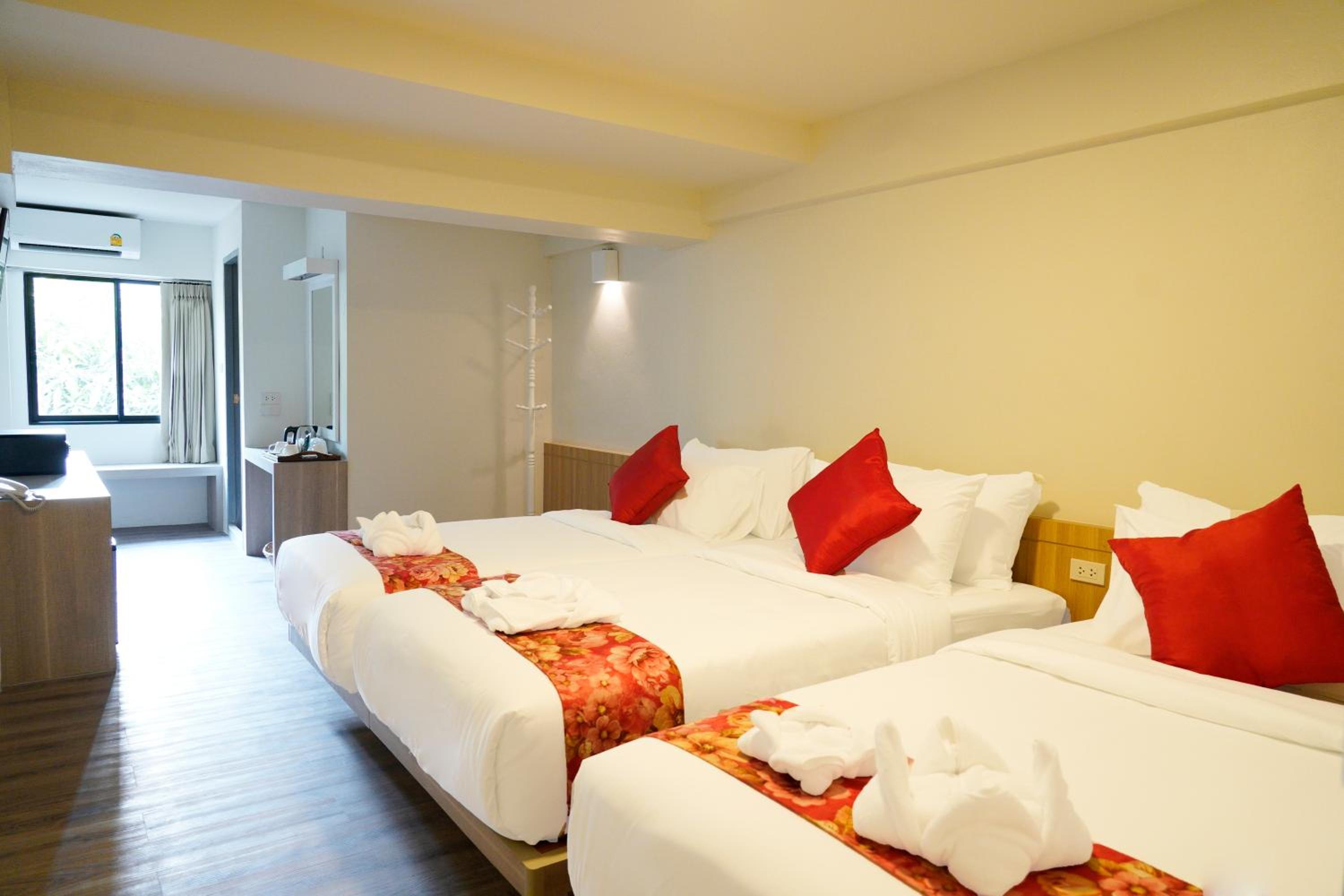 Deluxe Triple Room with Window photo 1