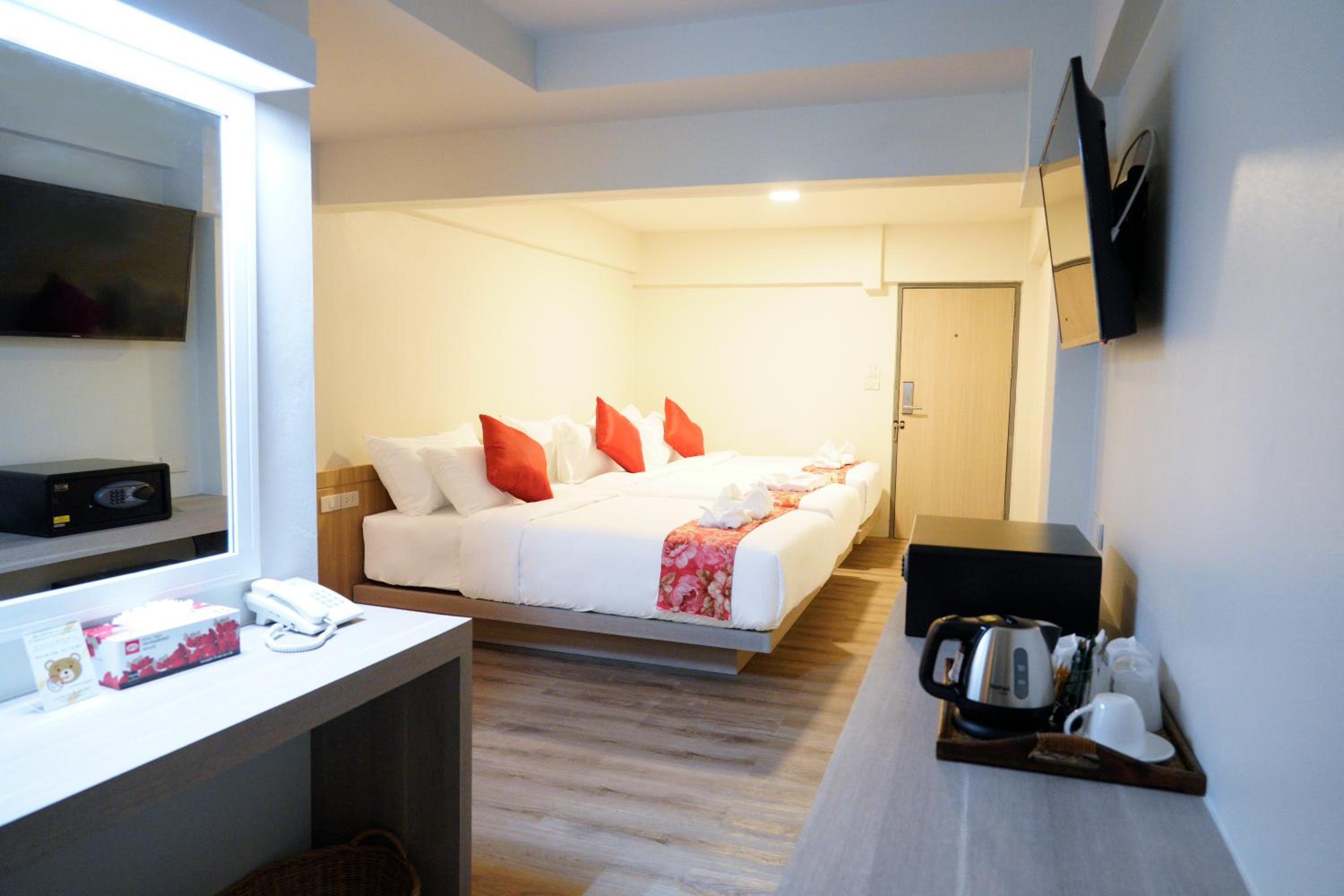 Deluxe Triple Room with Window photo 3