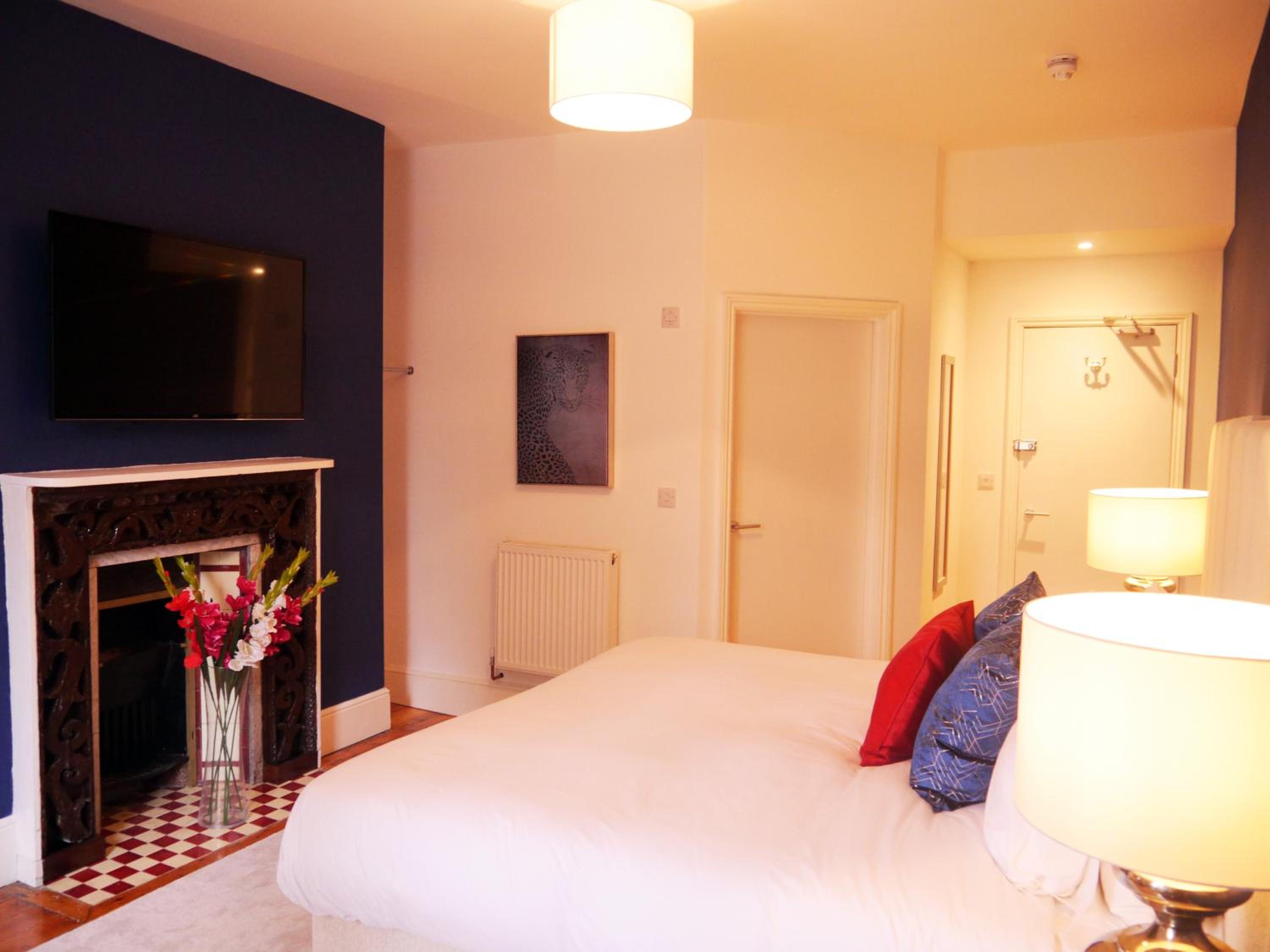 Deluxe Double Room with Bath - Photo 2