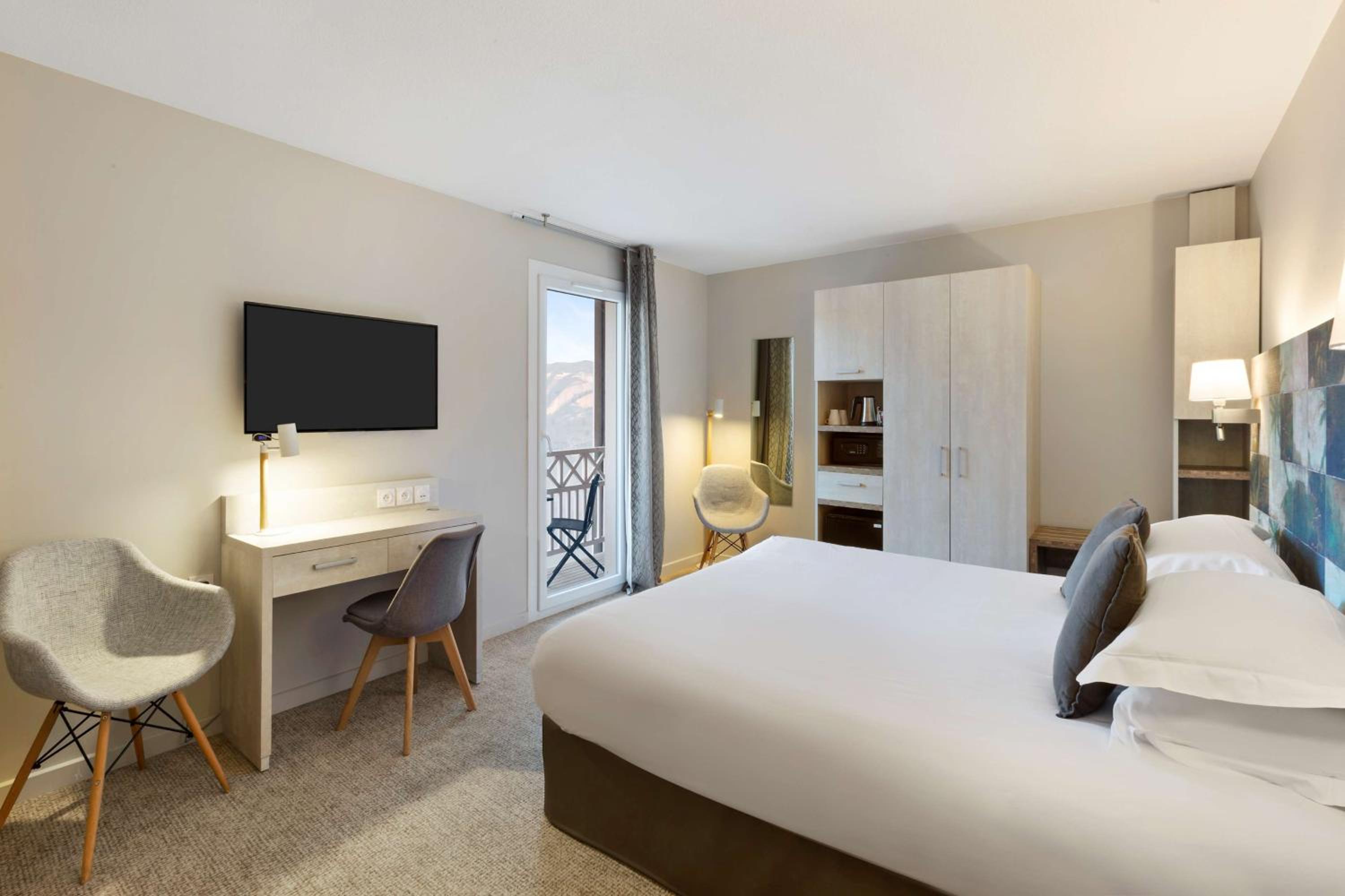 Deluxe King Room - Photo 1