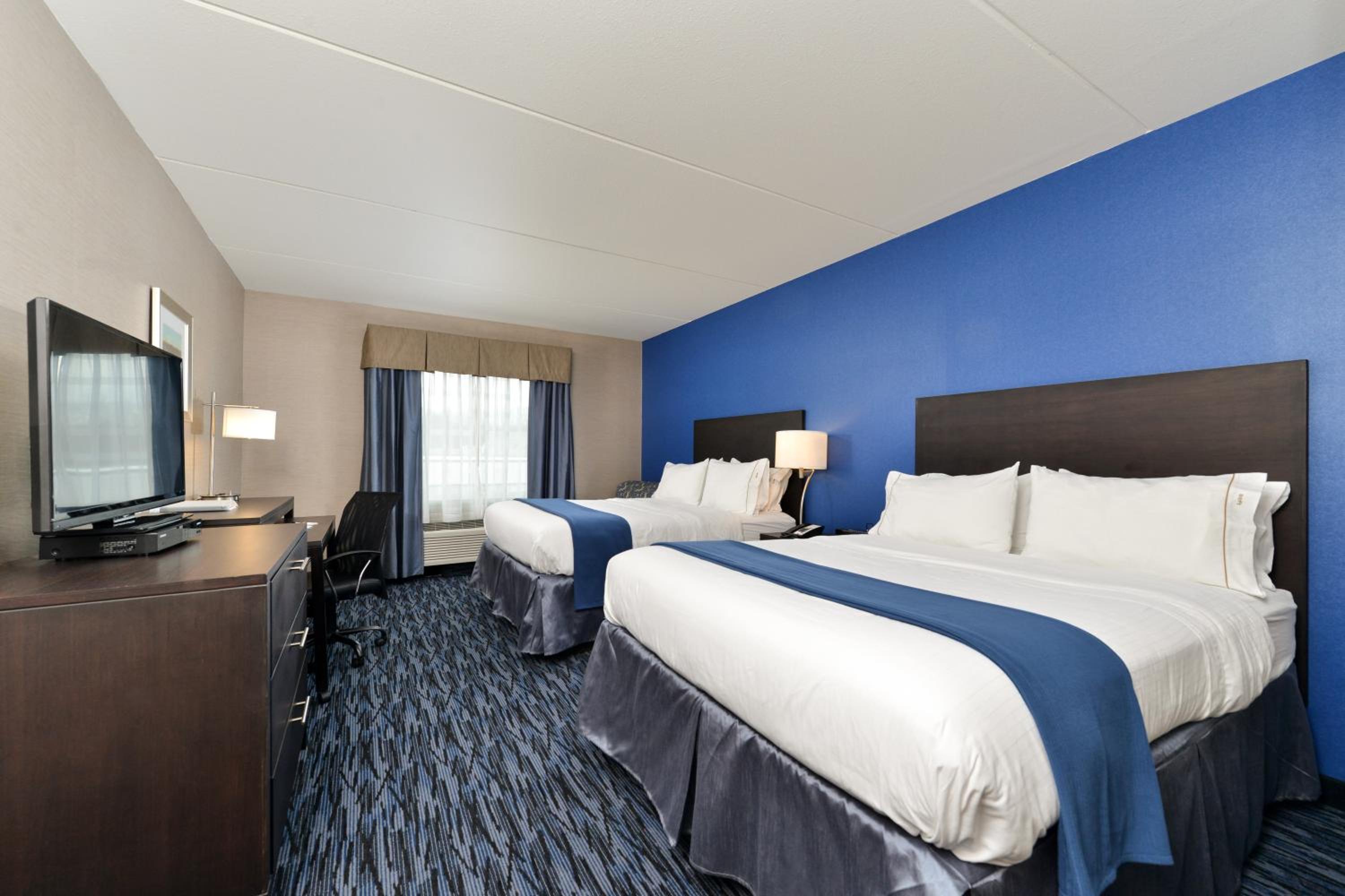 Standard Queen Room with Two Queen Beds photo 2