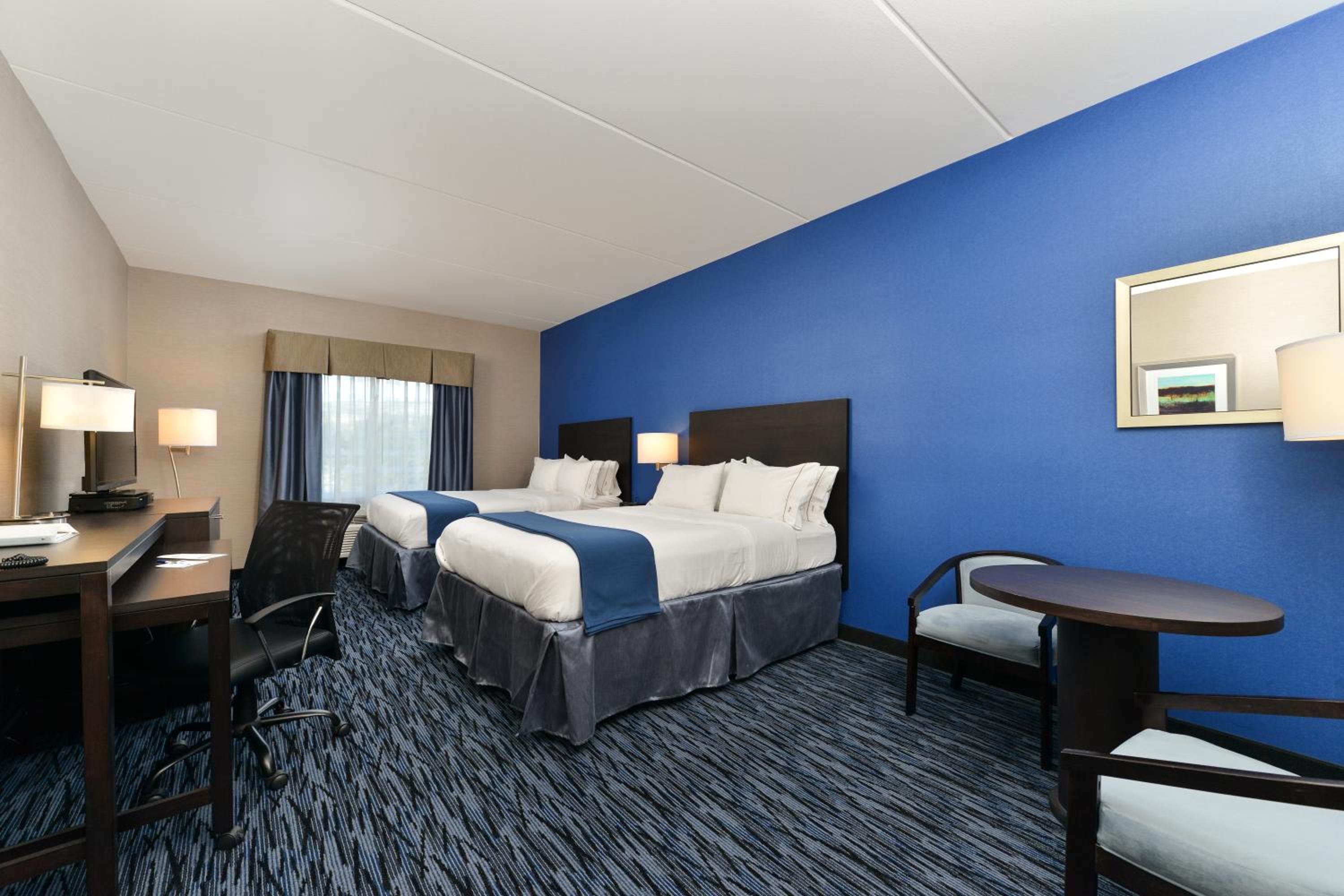 Standard Queen Room with Two Queen Beds - Extra Floor Space