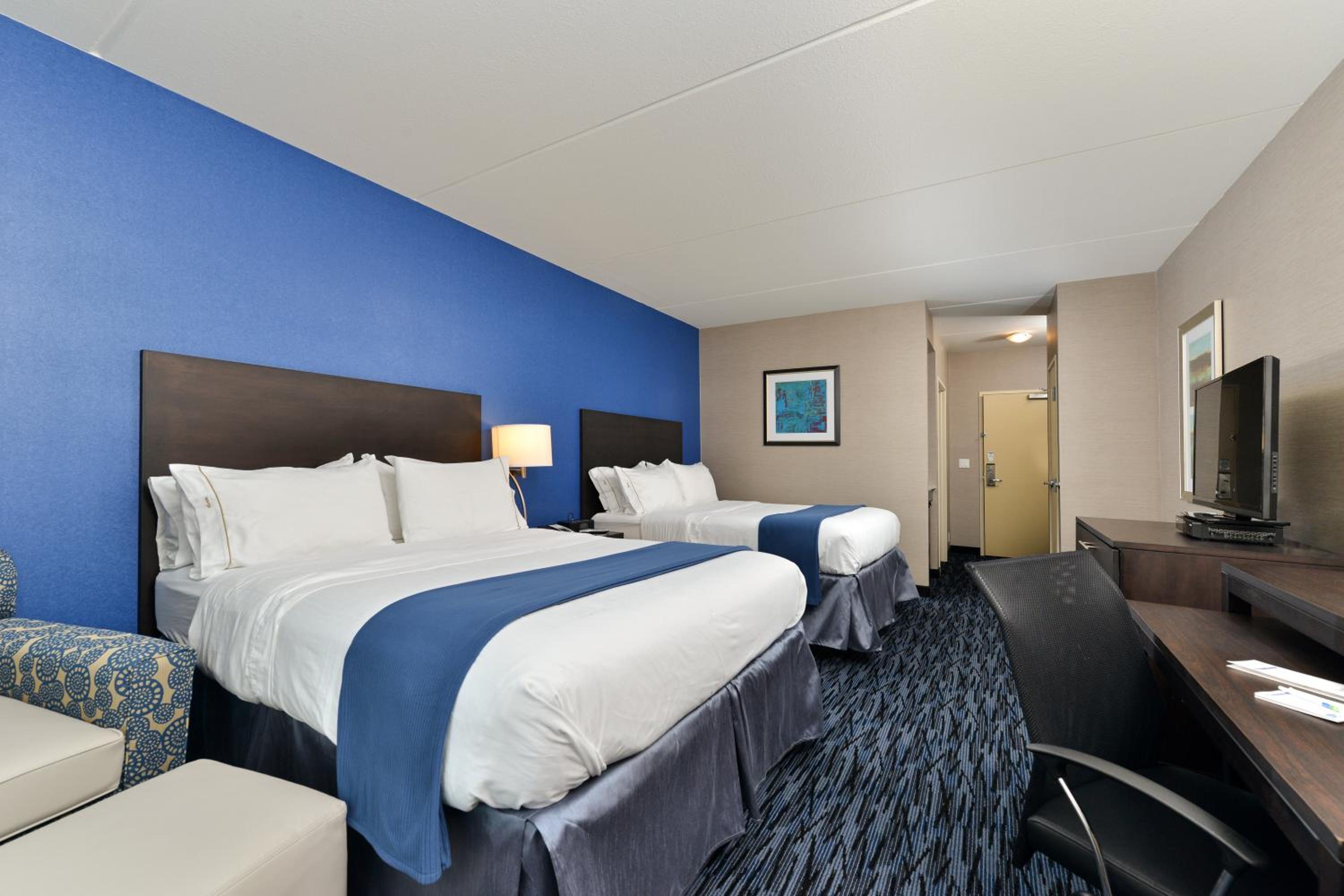 Standard Queen Room with Two Queen Beds photo 3