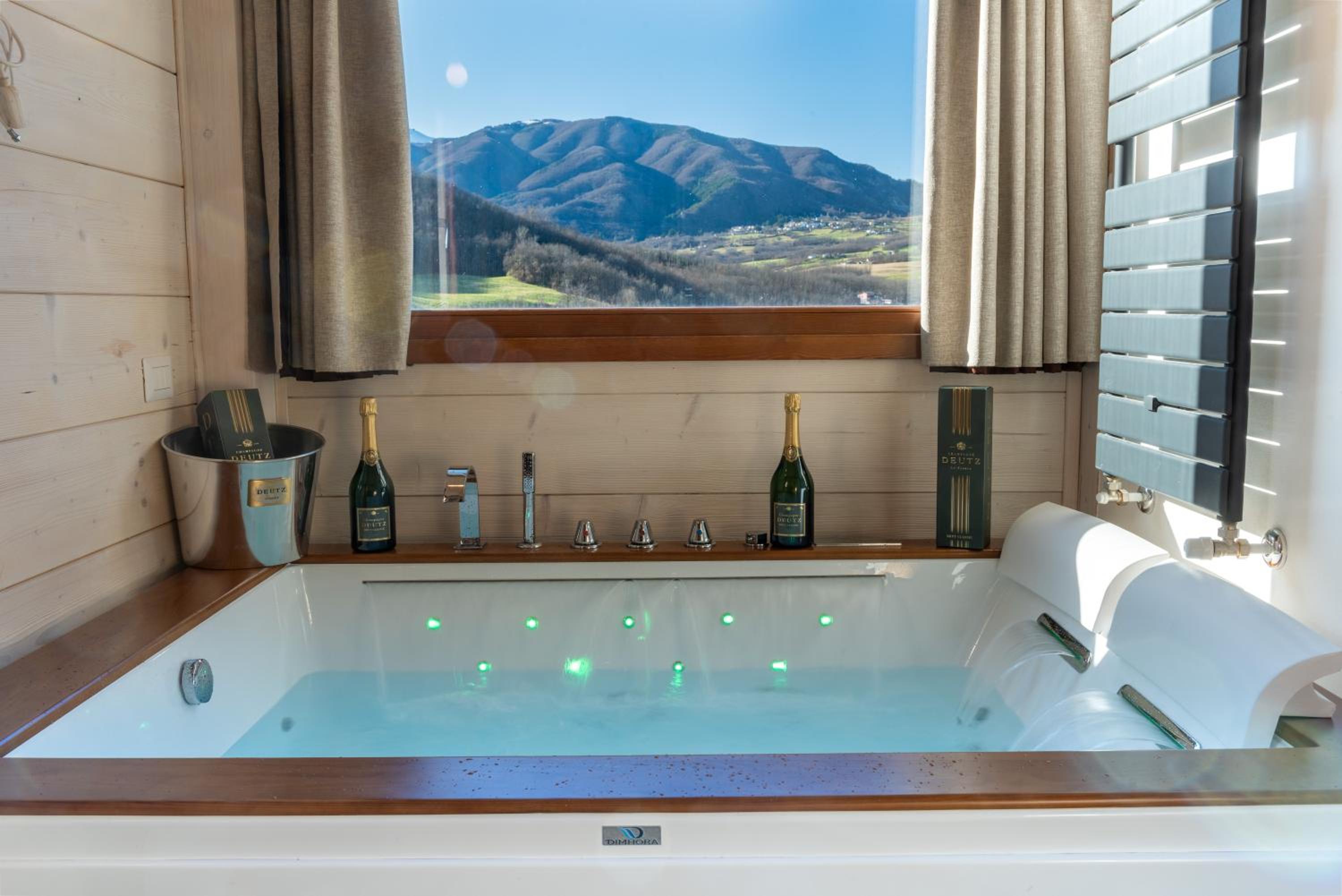 Deluxe Suite with Spa Bath - Photo 8