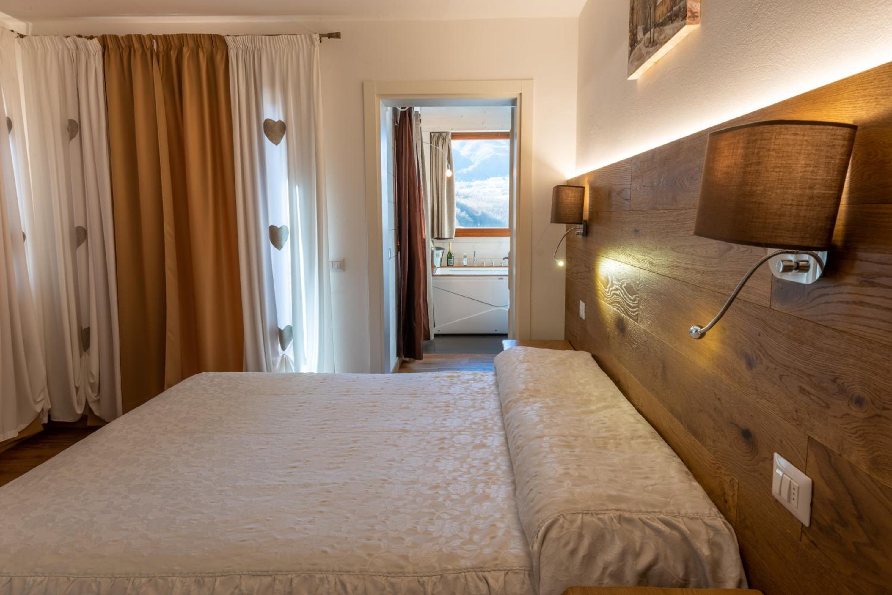 Deluxe Suite with Spa Bath - Photo 1