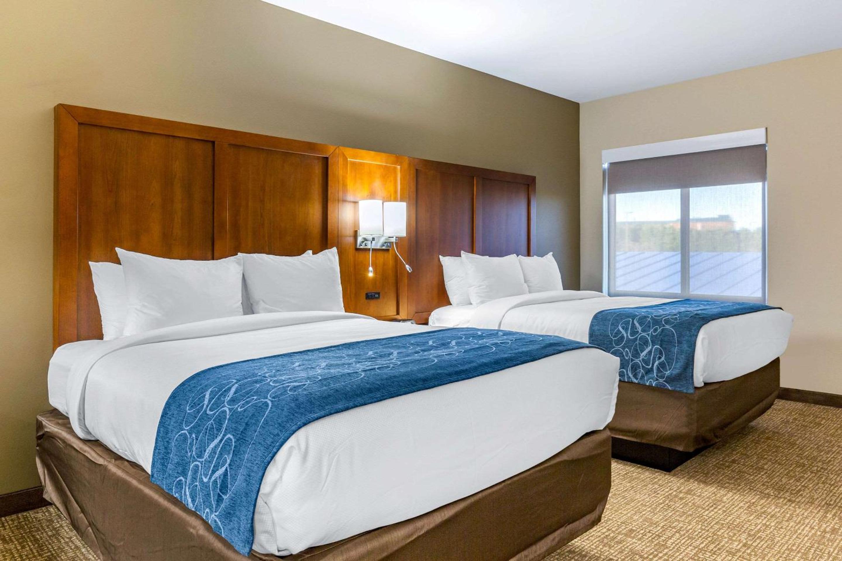 Queen Room with Two Queen Beds - Non-Smoking - Photo 1
