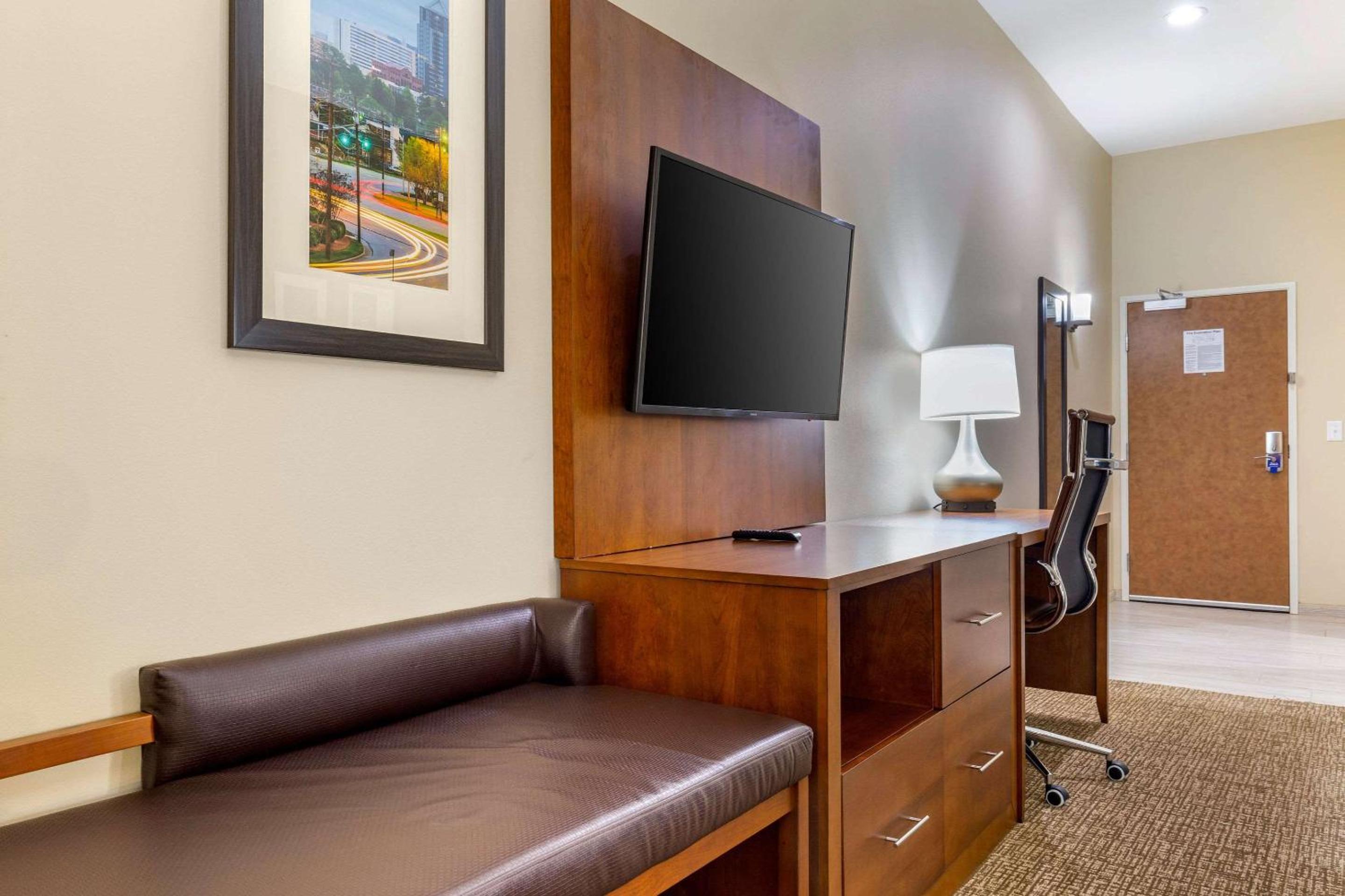 King Room - Non-Smoking - Photo 3
