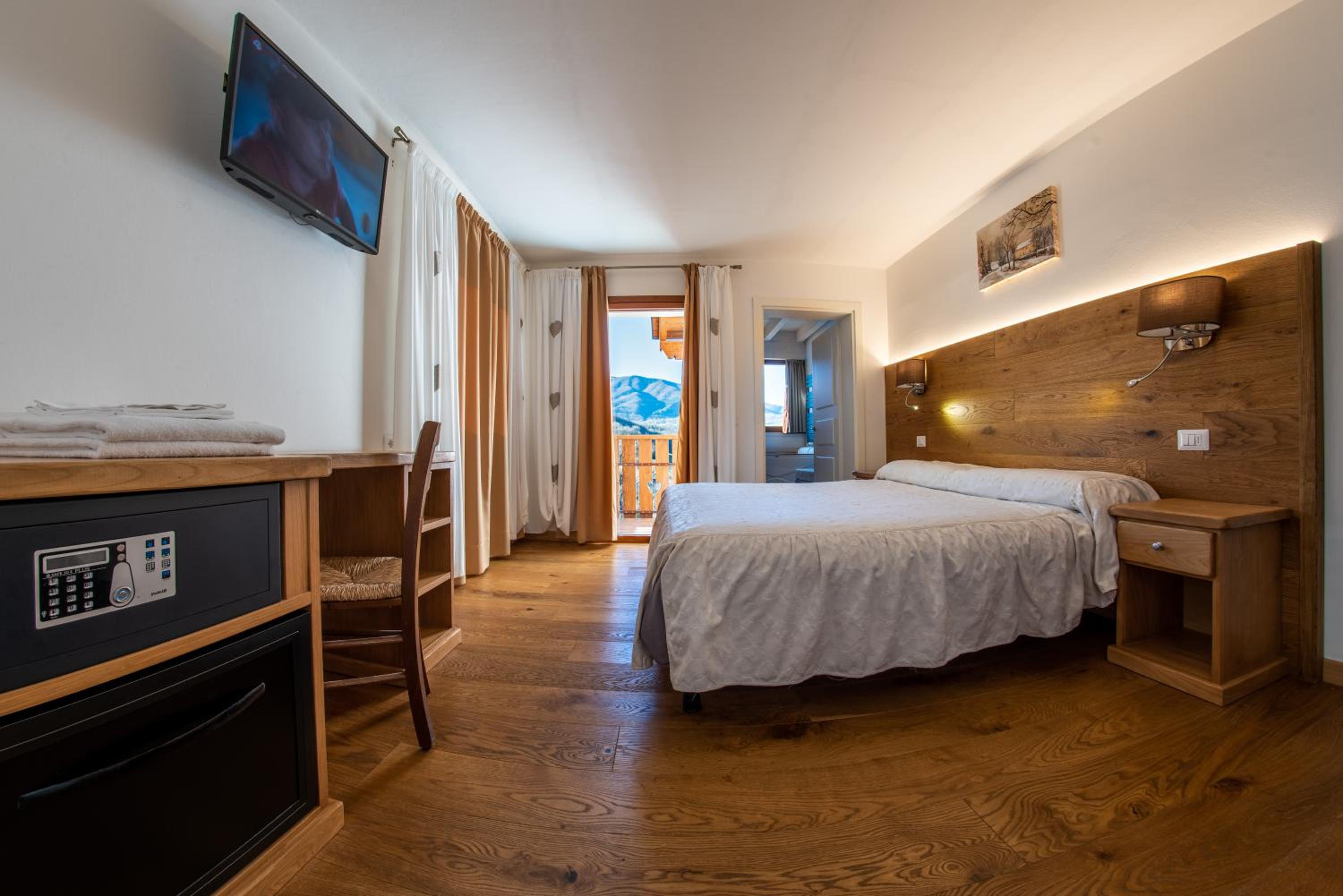 Deluxe Suite with Spa Bath - Photo 6