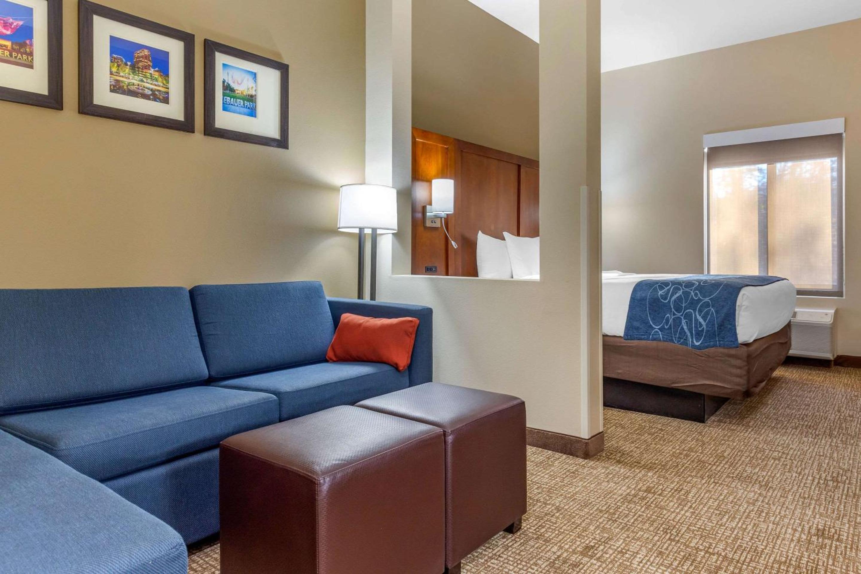 King Room - Non-Smoking - Photo 6