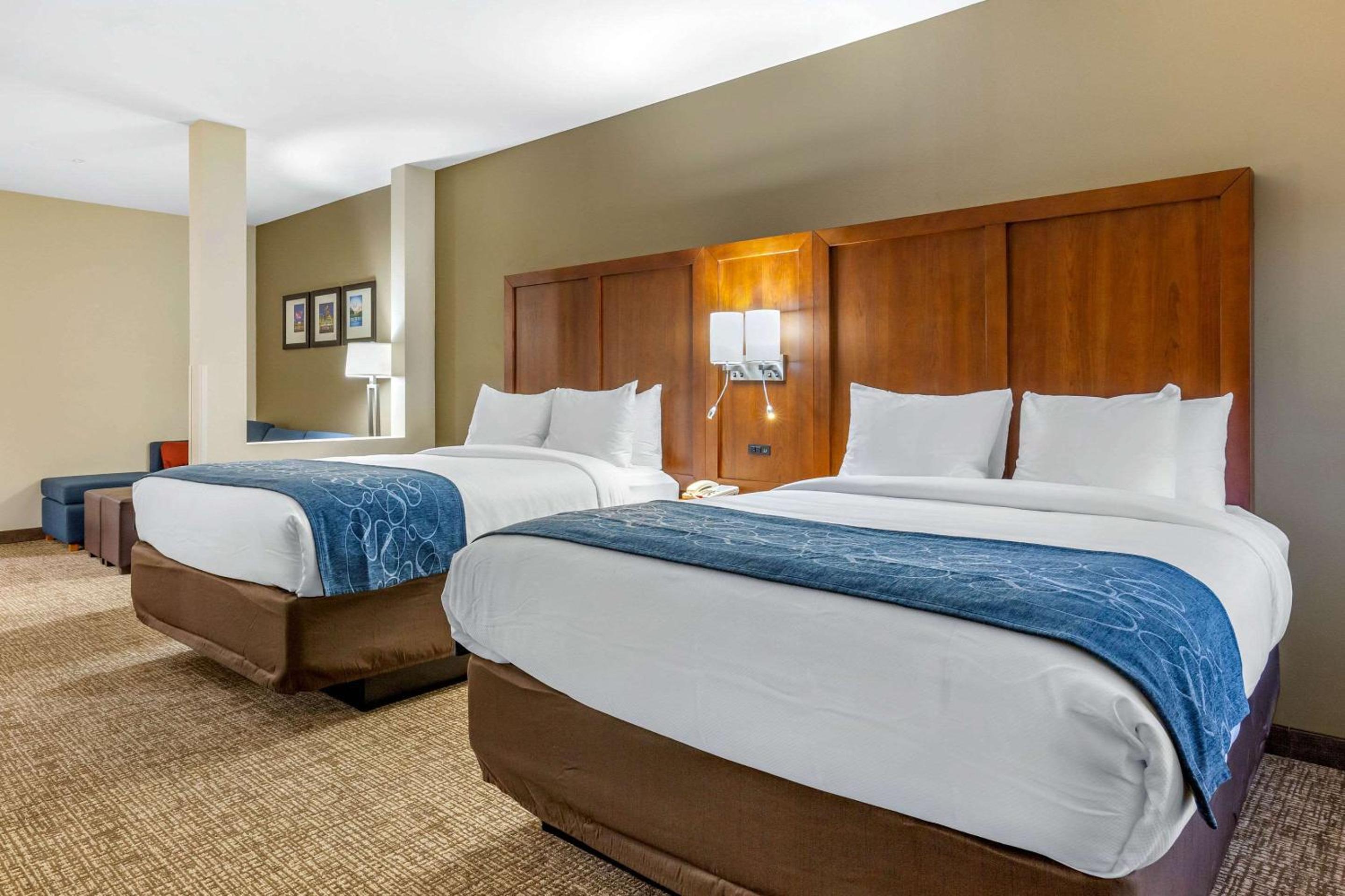 Queen Room with Two Queen Beds - Non-Smoking - Photo 8