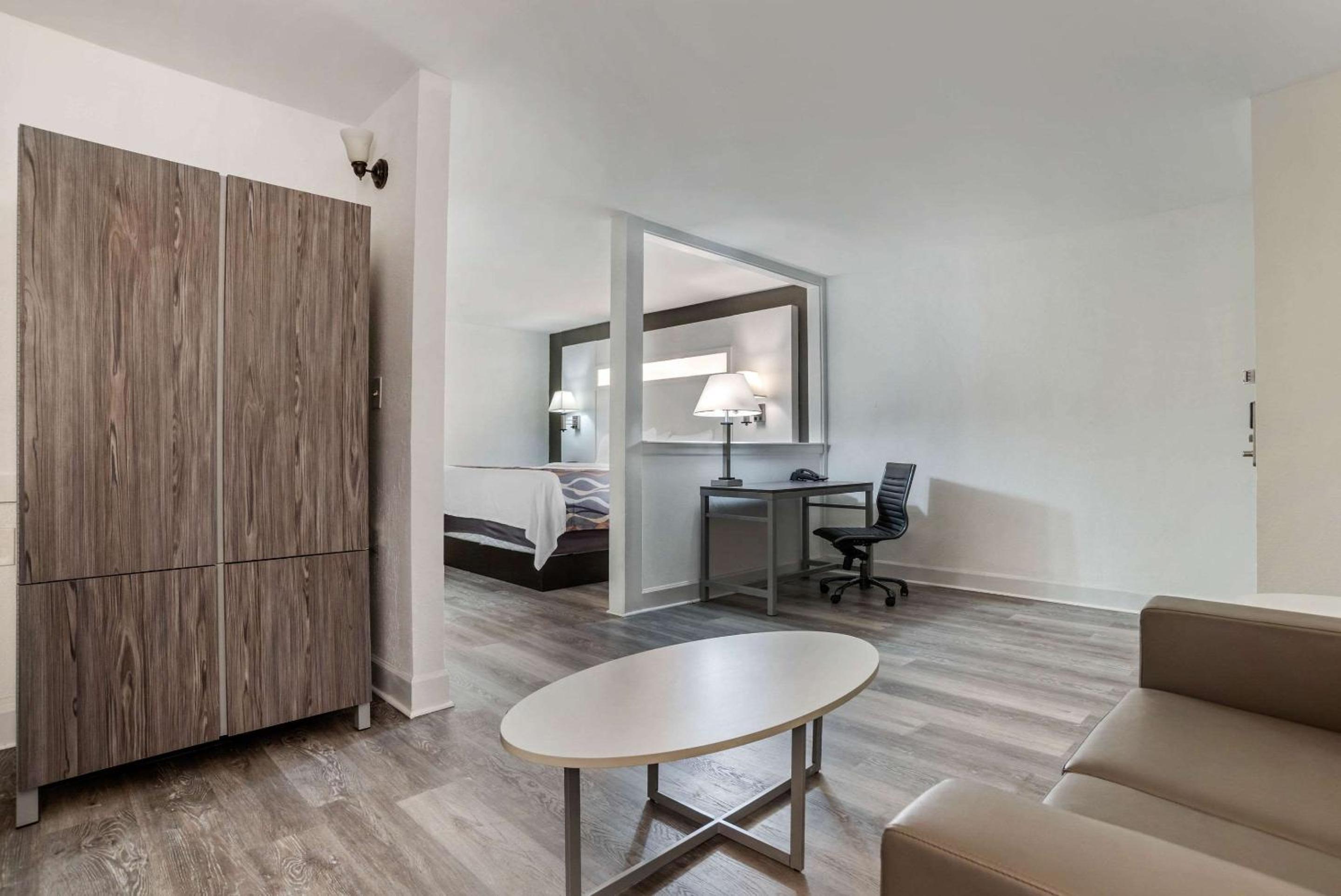King Suite - Non-Smoking - Photo 3