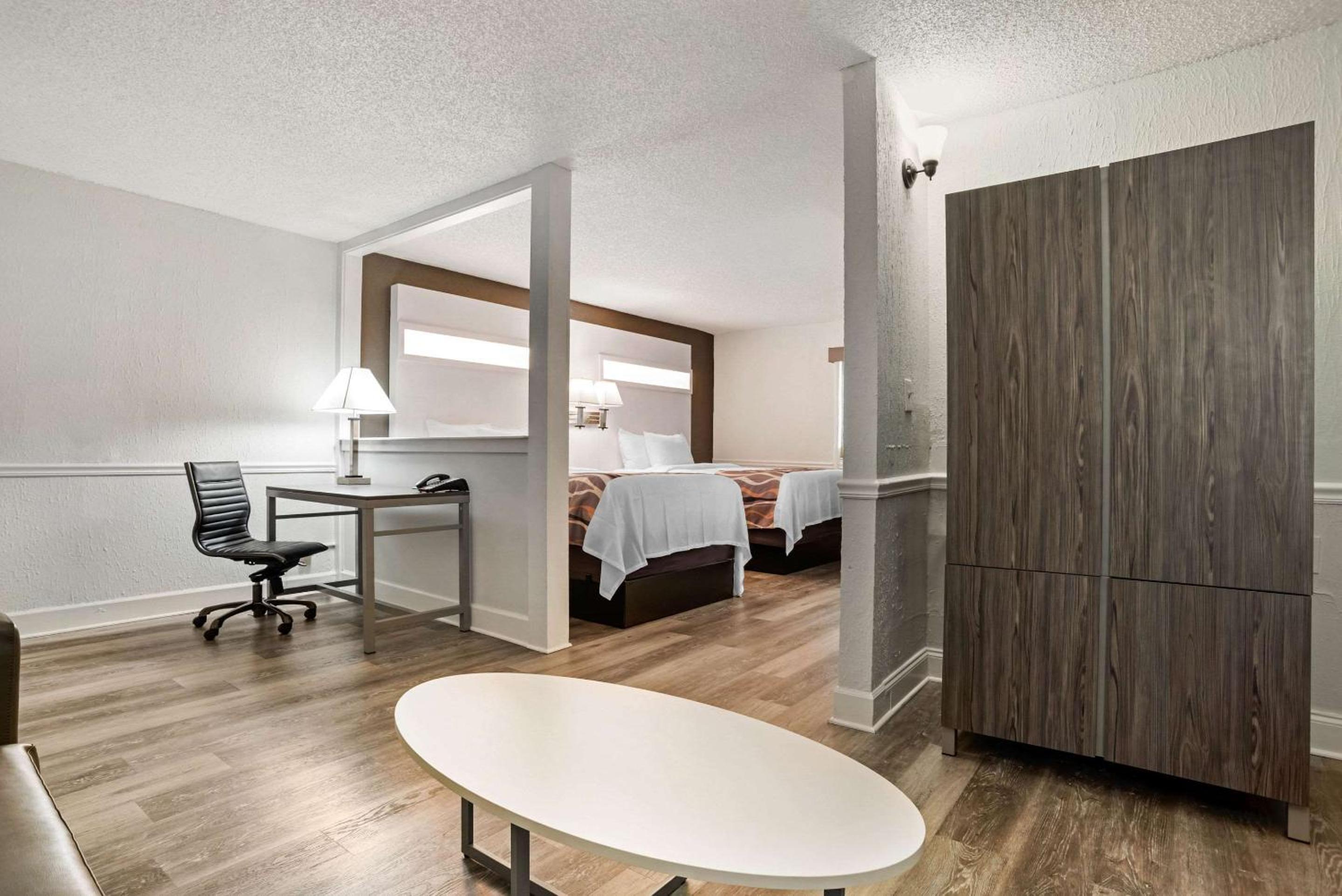 King Suite - Non-Smoking - Photo 4