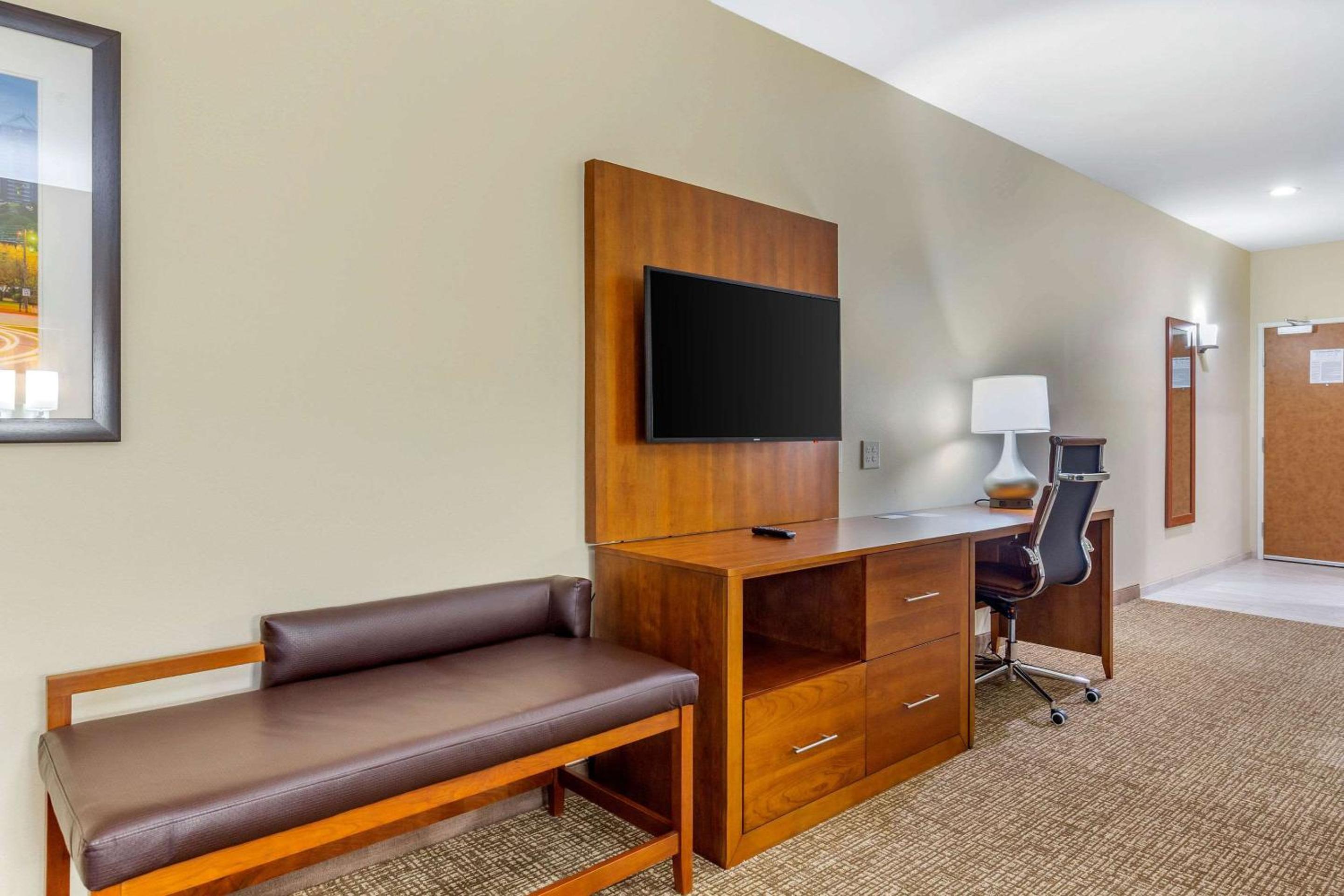 King Room - Non-Smoking - Photo 9