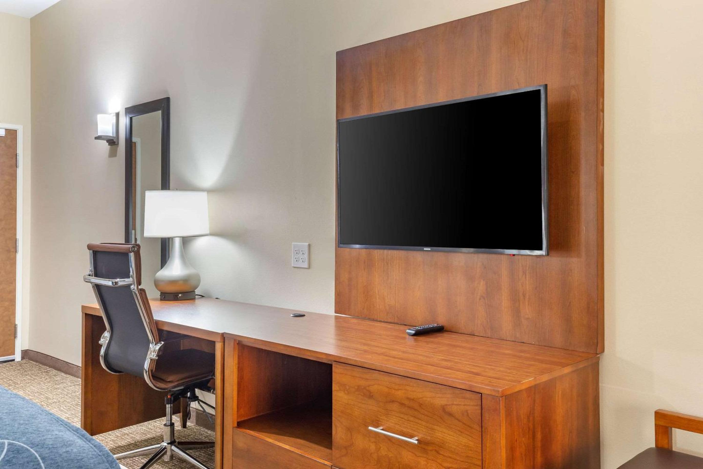 King Room - Non-Smoking - Photo 10