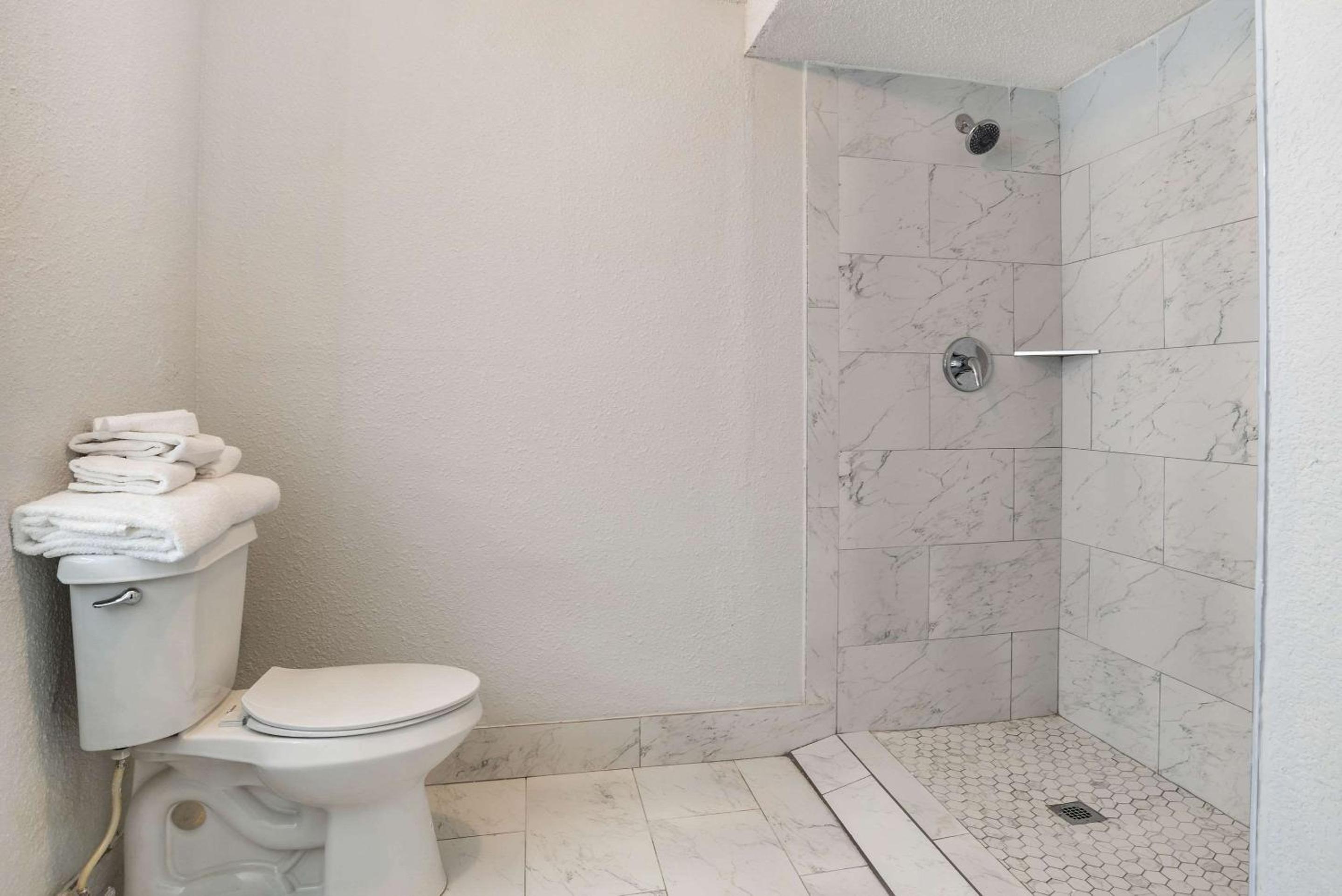 Two Double Beds, Mobility Accessible Suite, Roll-In Shower, Non-Smoking - Photo 2
