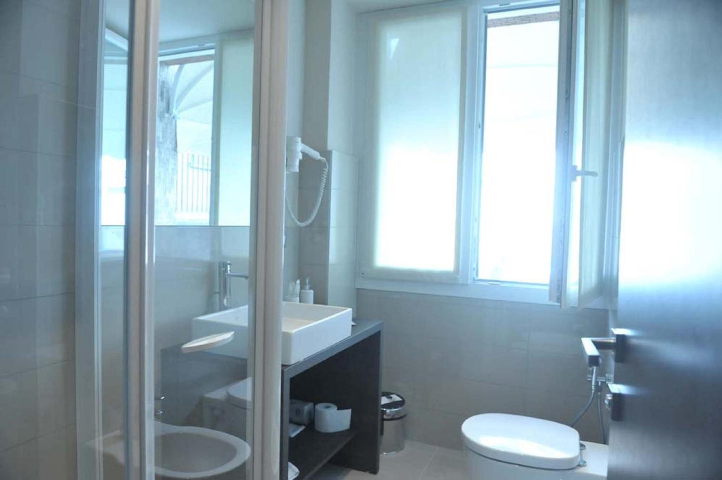 King Room with Lake View - Photo 5