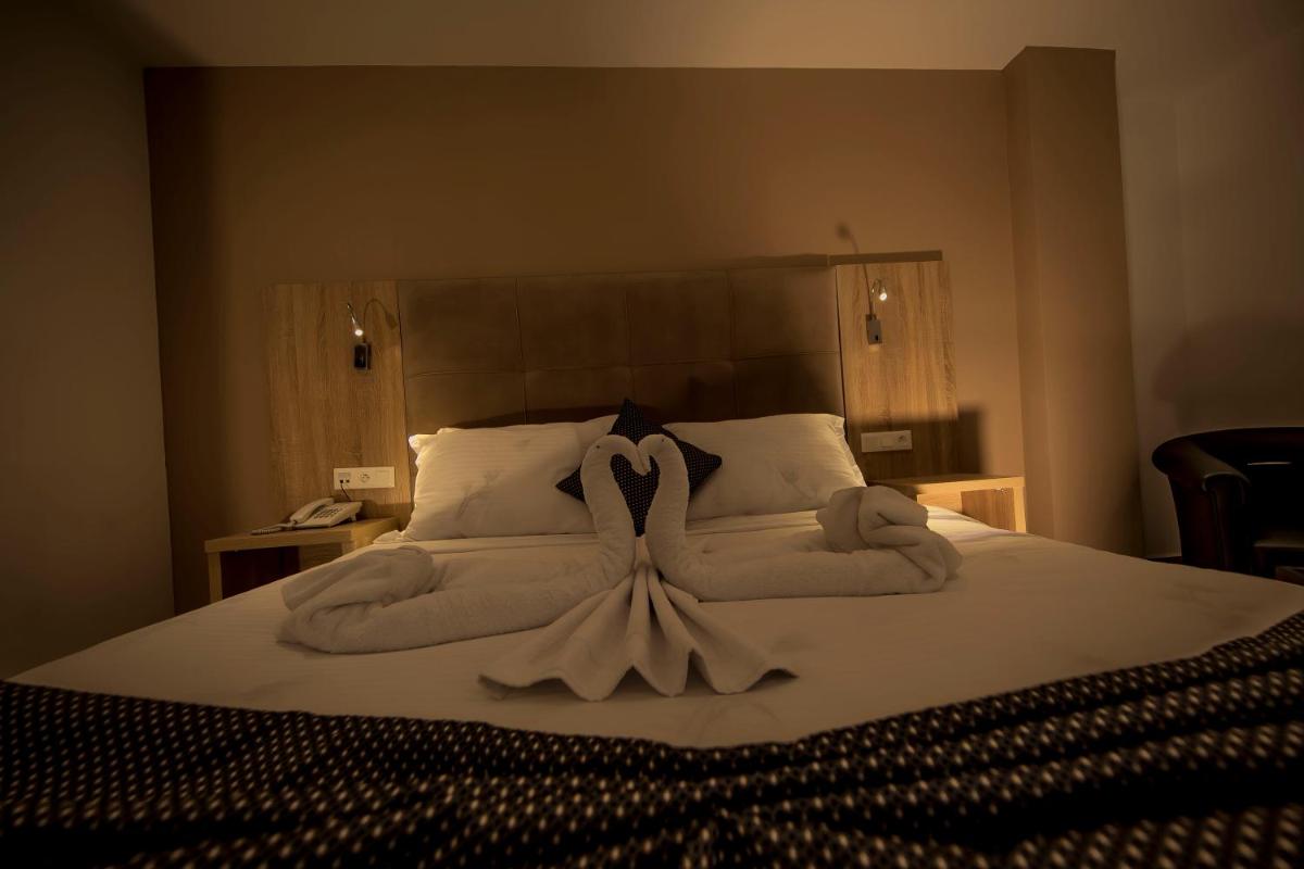 Deluxe Double Room (2 Adults + 1 Child) photo 1