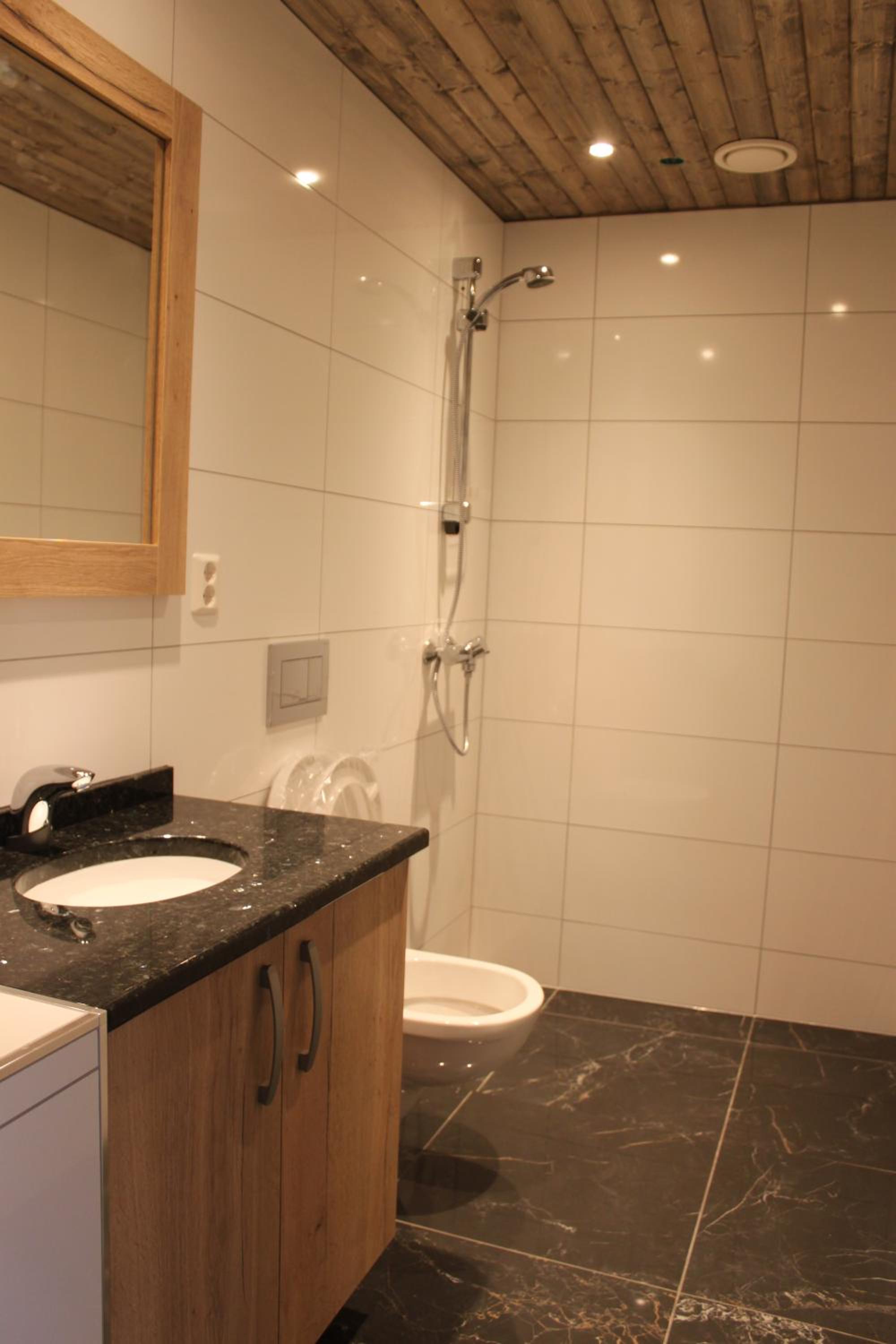 Twin Room with Private Bathroom photo 3