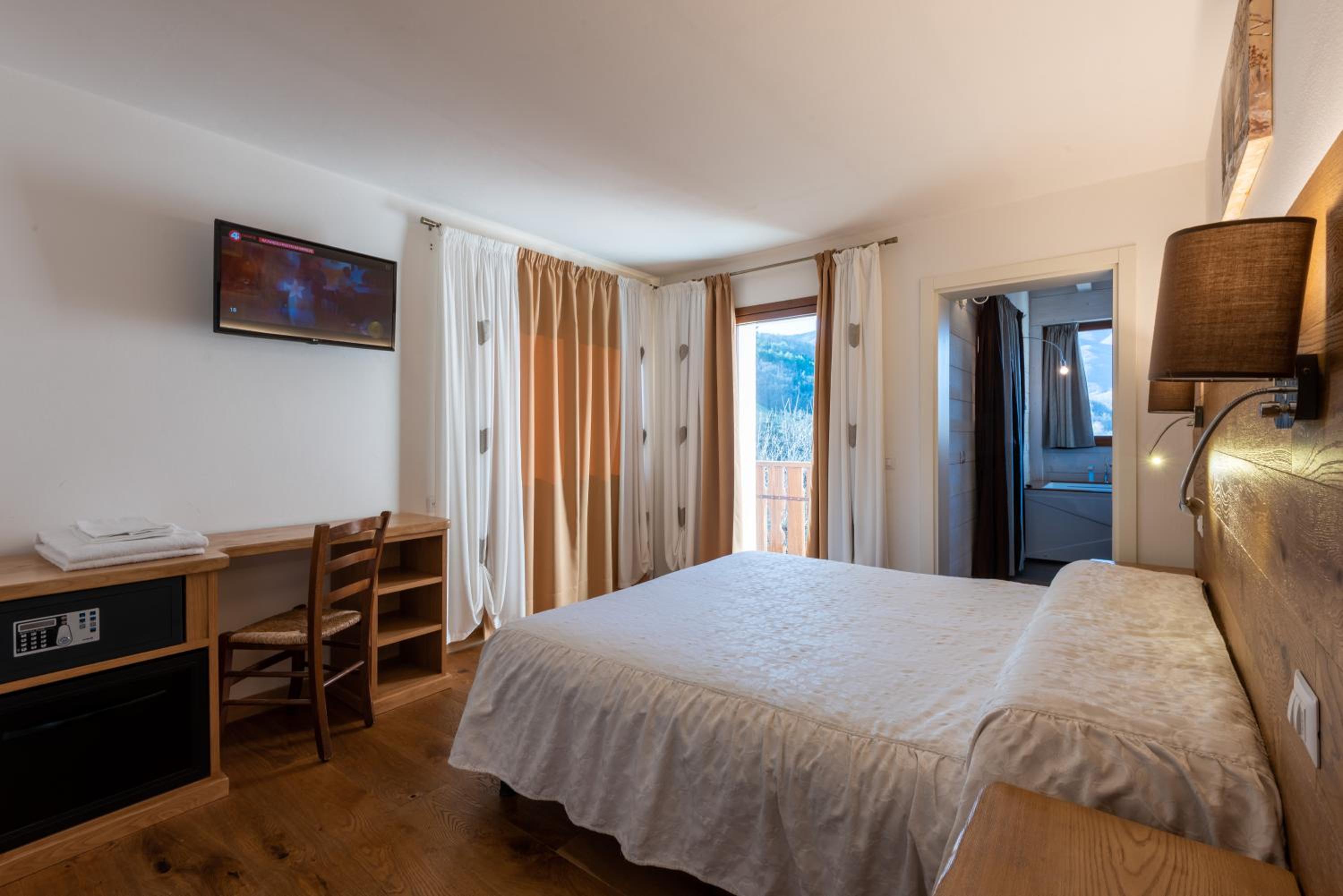 Deluxe Suite with Spa Bath - Photo 5