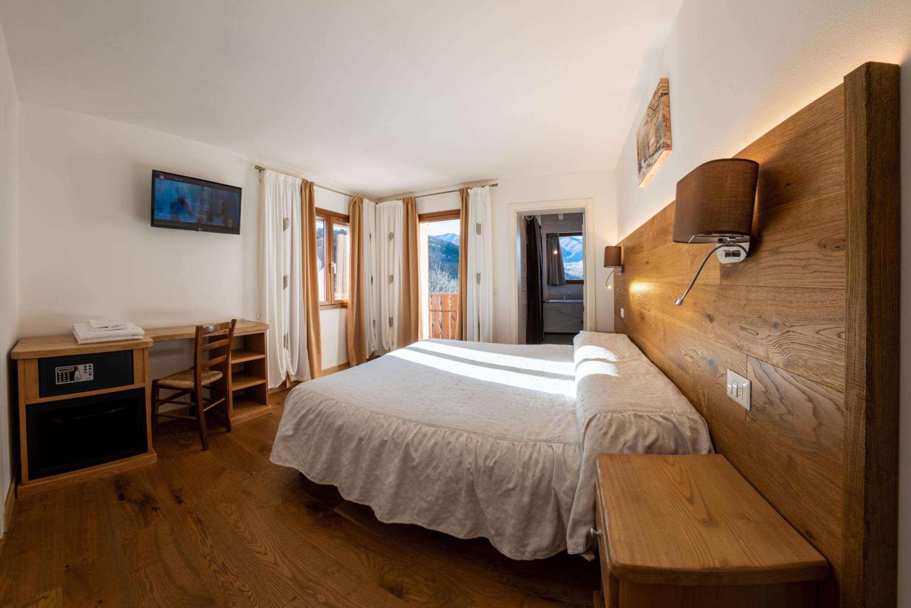 Deluxe Suite with Spa Bath - Photo 7
