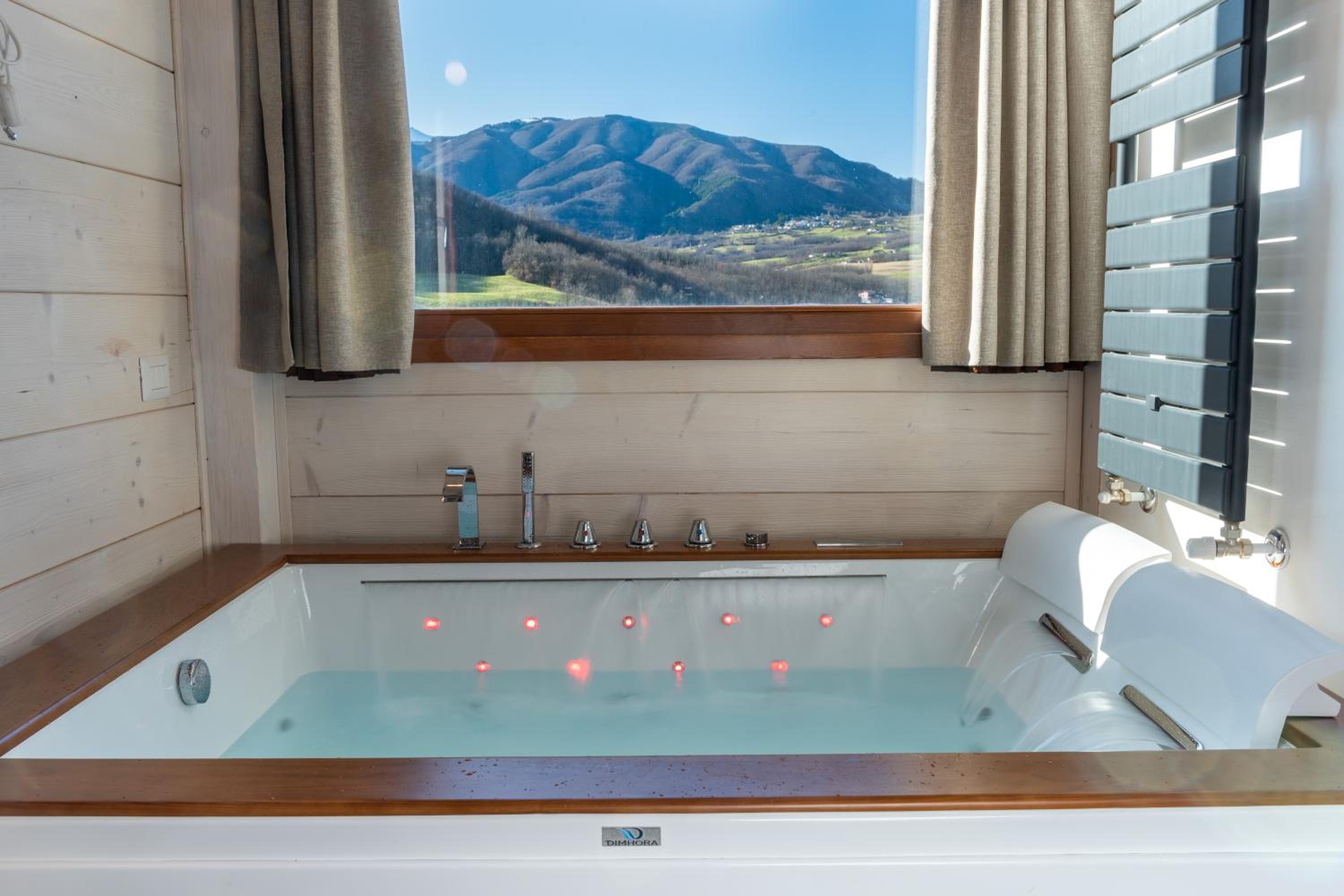 Deluxe Suite with Spa Bath - Photo 3