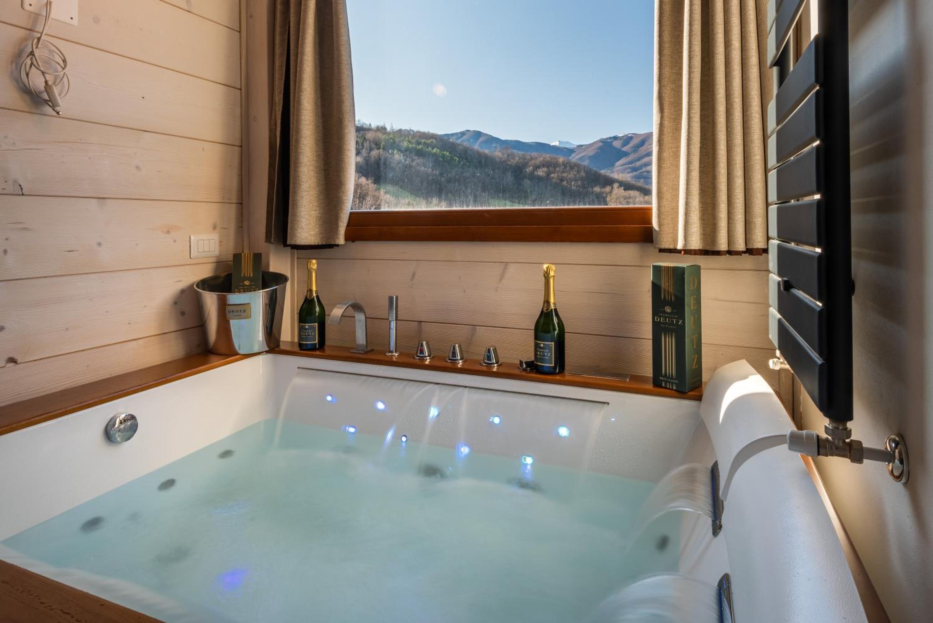 Deluxe Suite with Spa Bath - Photo 2