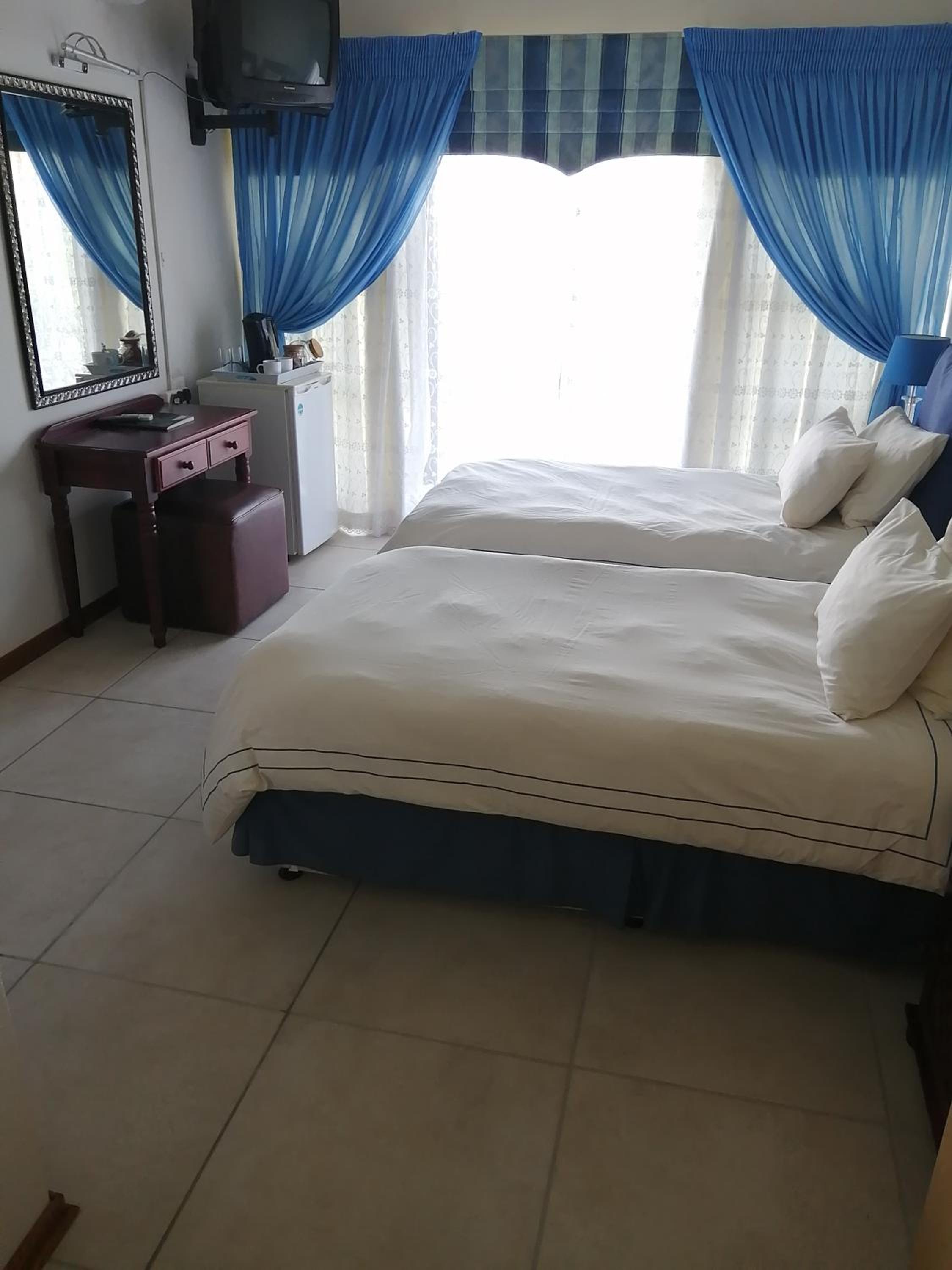 Standard Twin Room - Photo 4