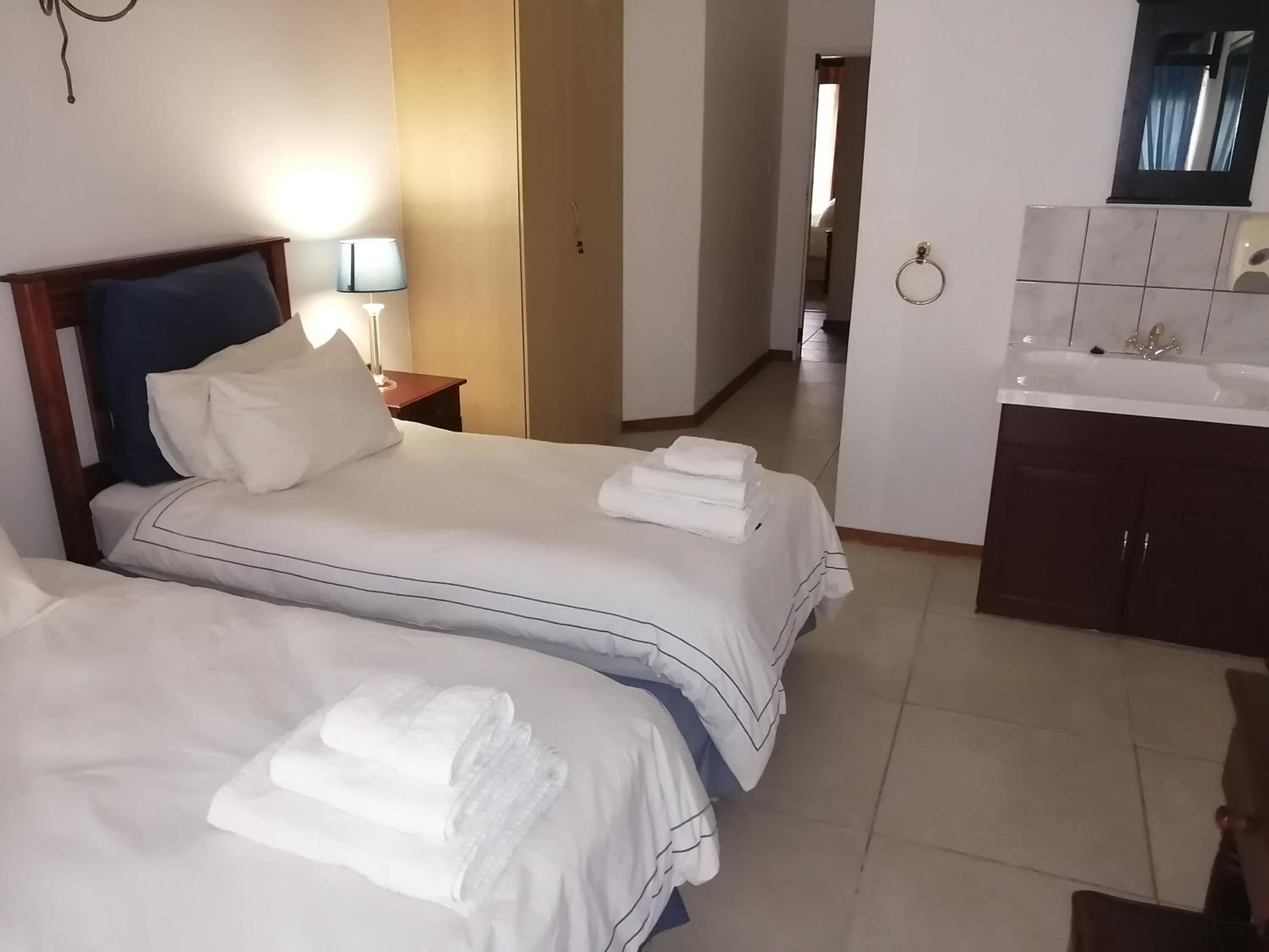 Standard Twin Room - Photo 3