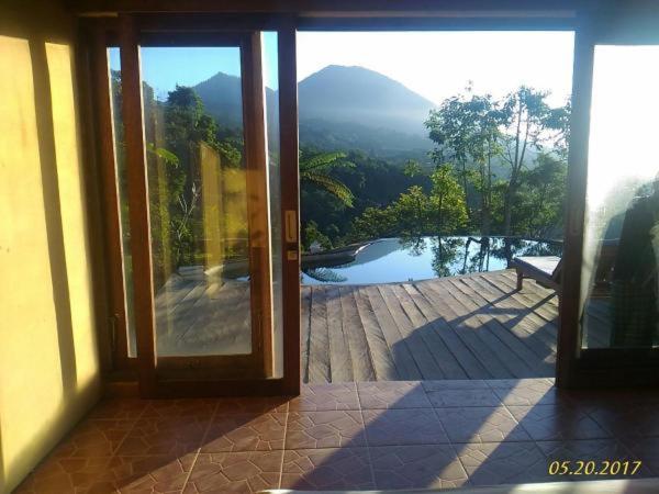 Deluxe Room with Mountain and Pool View - Photo 5