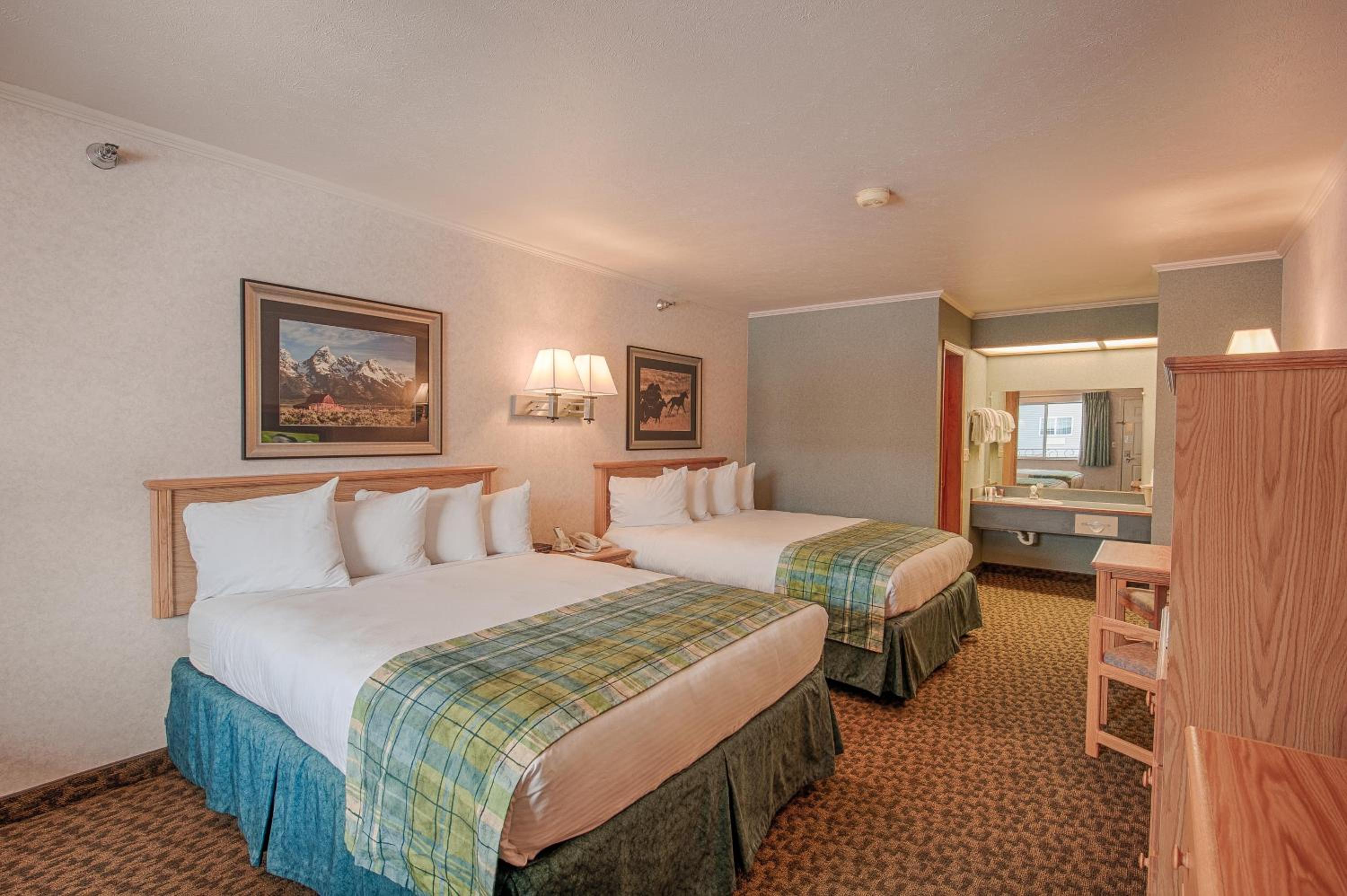 Queen Room with Two Queen Beds - Photo 6