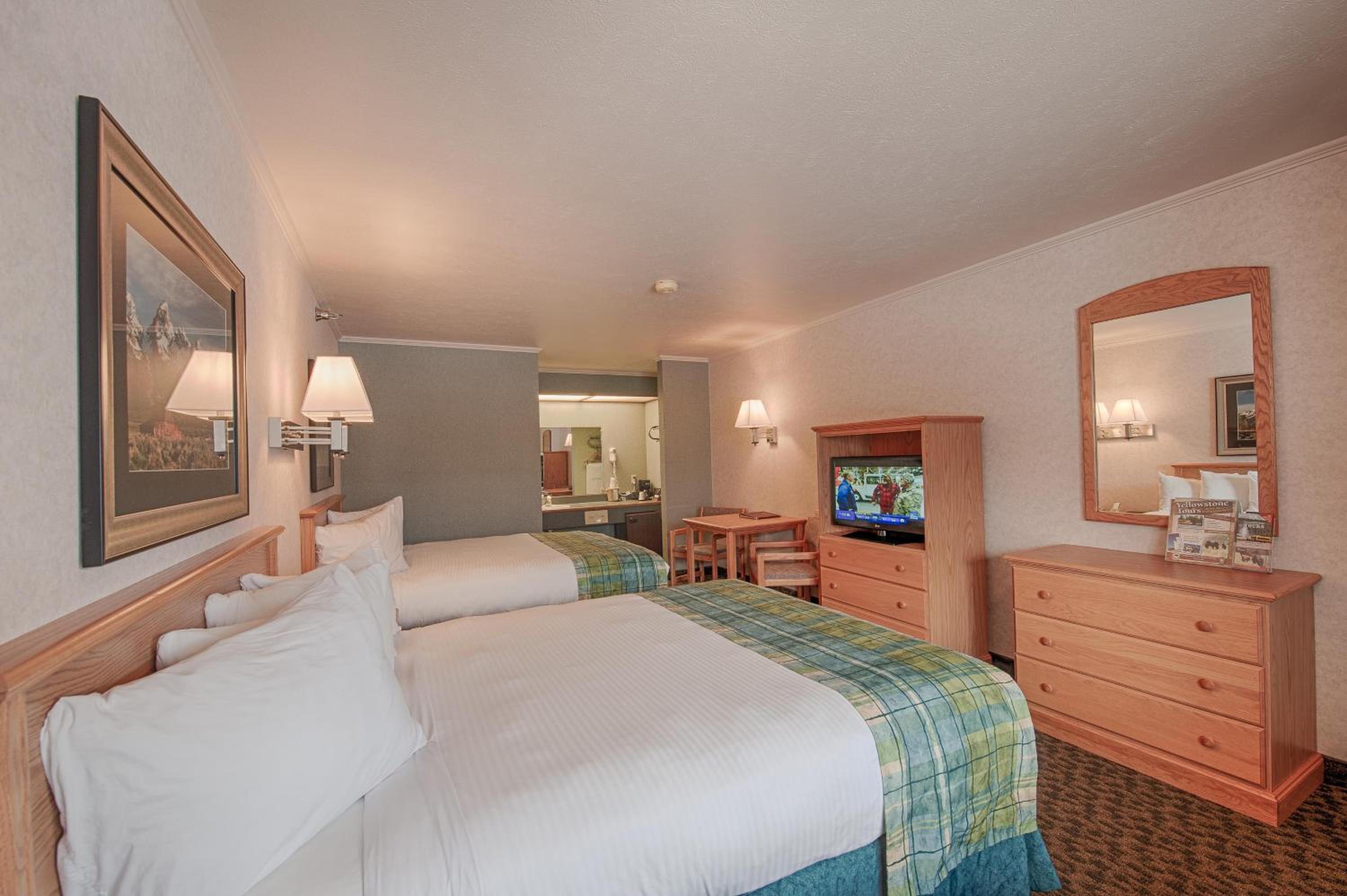 Queen Room with Two Queen Beds - Photo 5